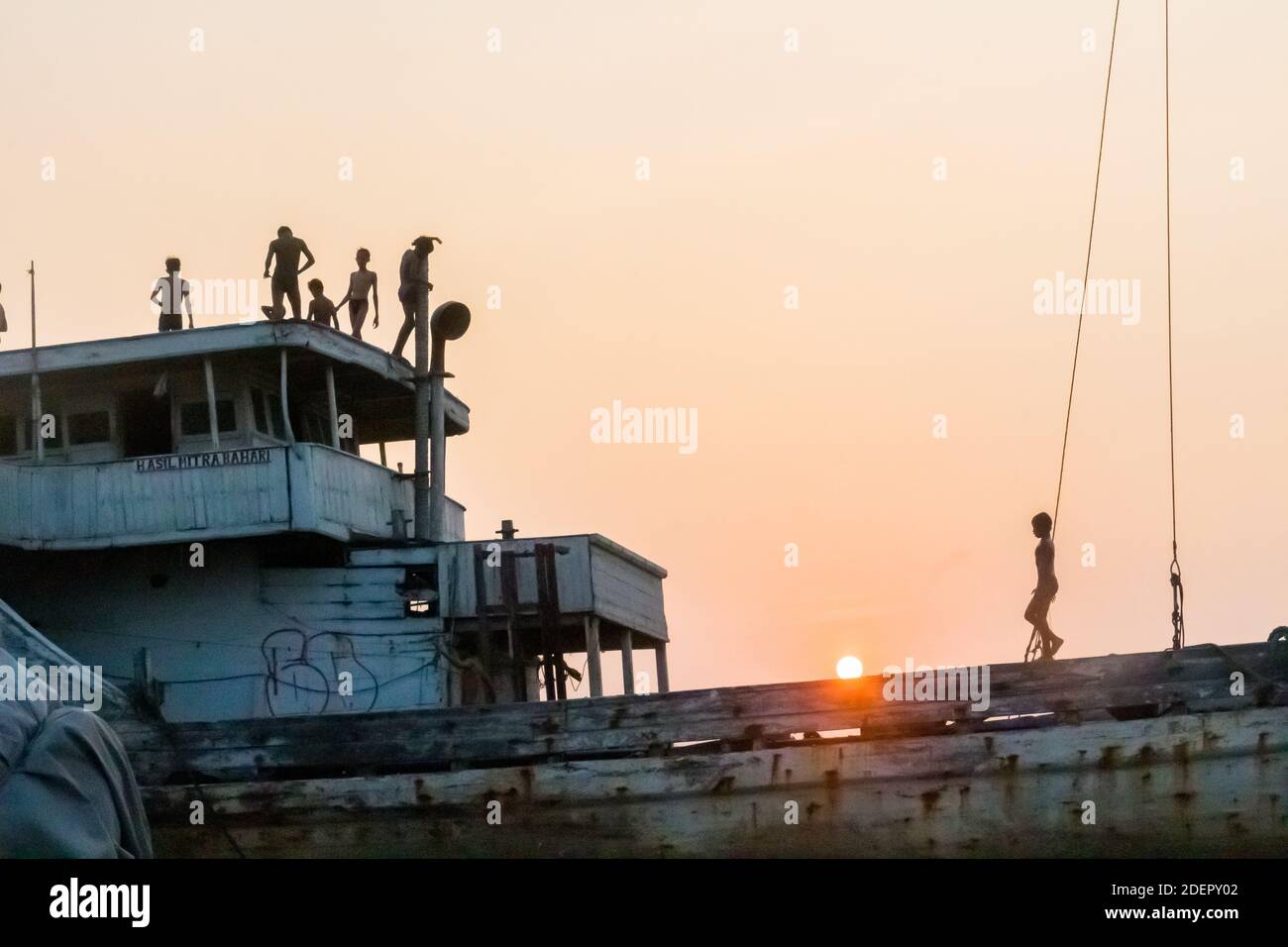 Bateaux en bois au vieux port de Djakarta de Sunda Kelapa, en Indonésie Banque D'Images