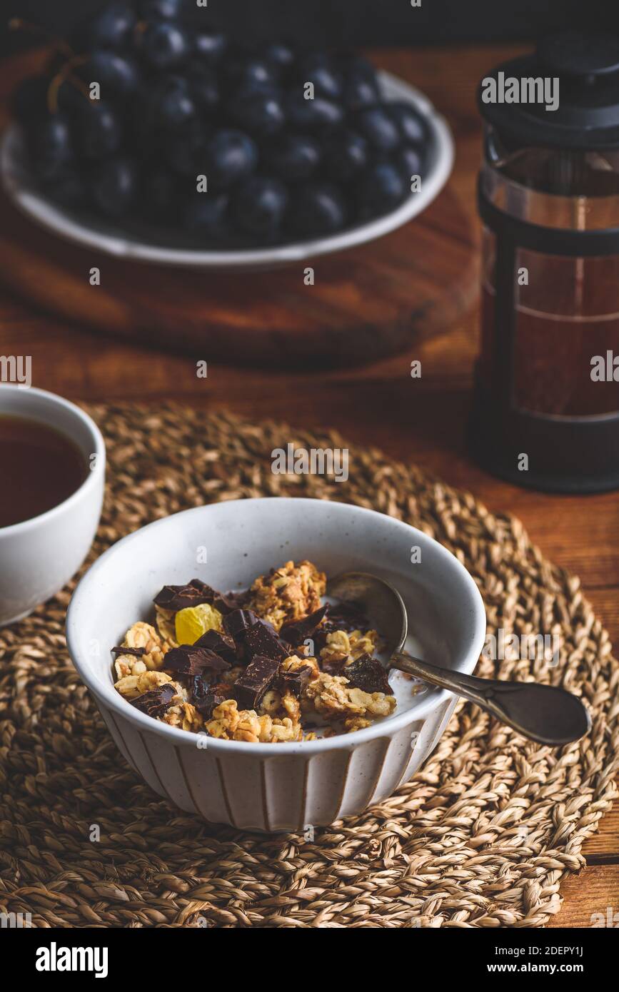 Granola maison avec fruits secs et chocolat écrasé pour la santé Petit déjeuner Banque D'Images