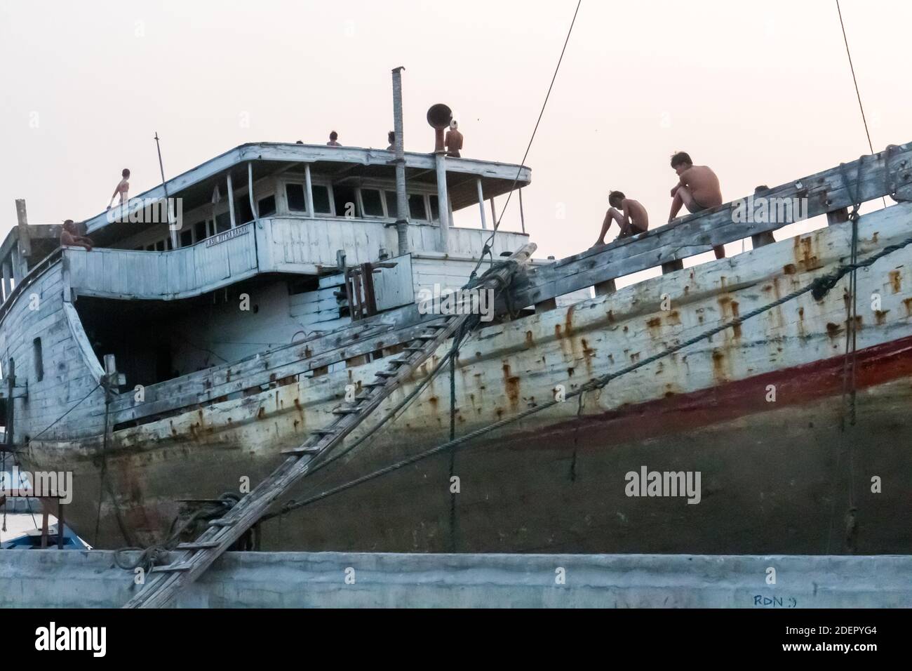 Bateaux en bois au vieux port de Djakarta de Sunda Kelapa, en Indonésie Banque D'Images