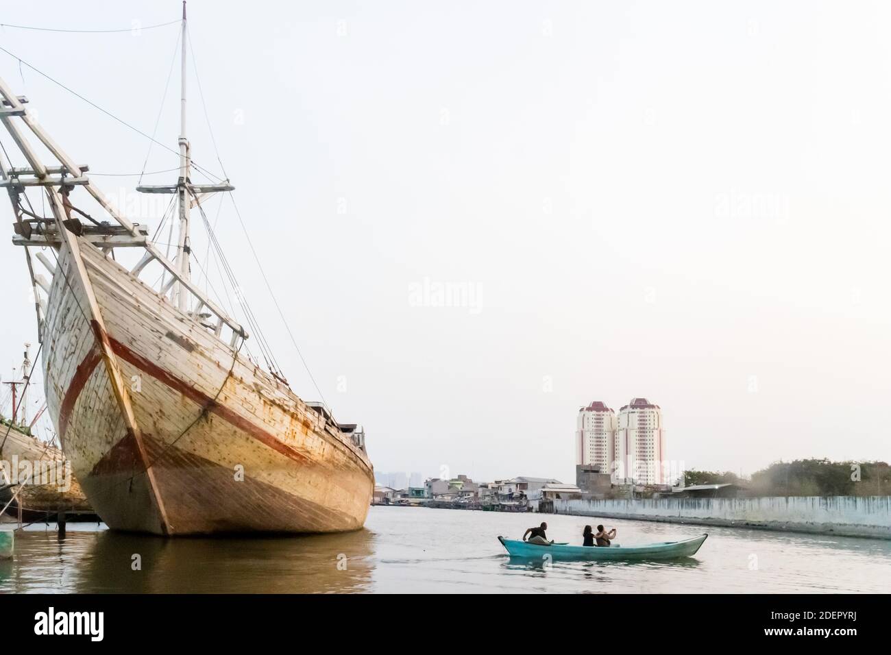 Bateaux en bois au vieux port de Djakarta de Sunda Kelapa, en Indonésie Banque D'Images