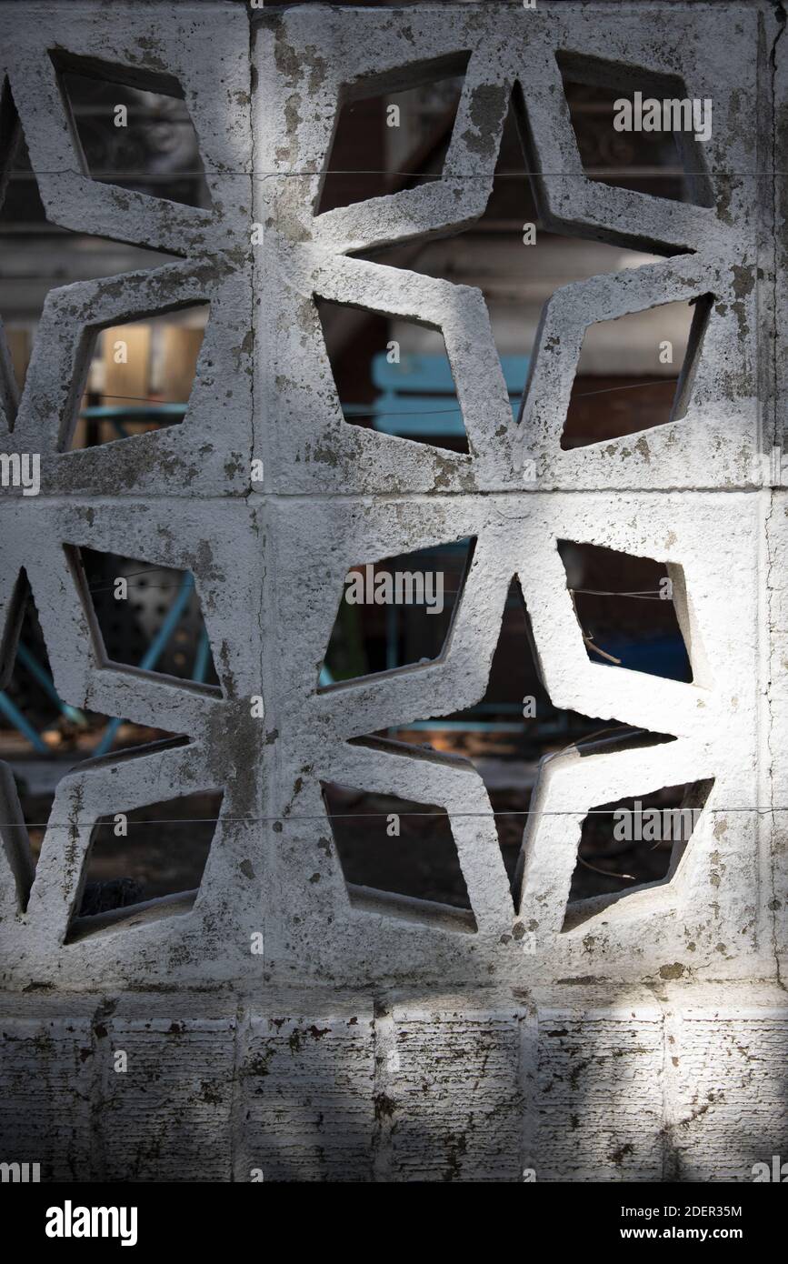Une photo verticale d'un mur en béton avec un magnifique motif ouvertures décoratives Banque D'Images