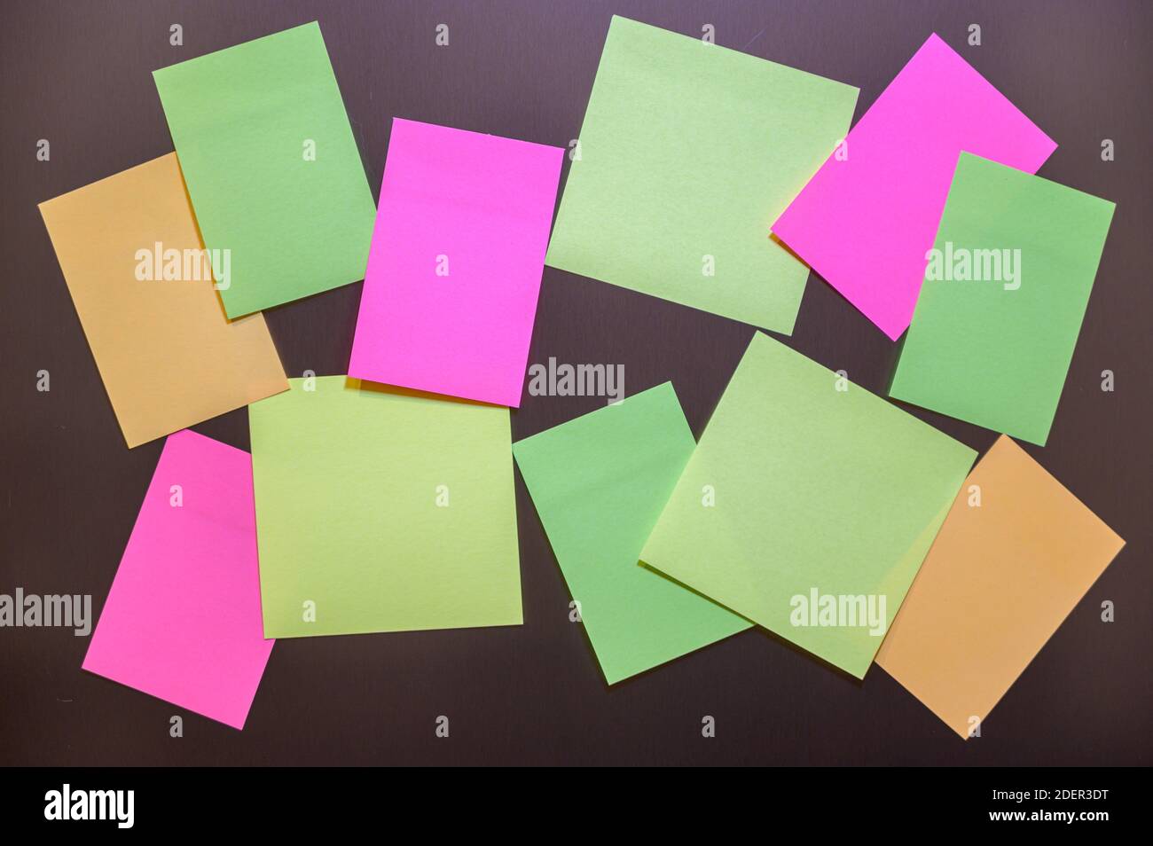 Beaucoup de petites feuilles de papier de couleur à écrire sur les notes sur le mur. Banque D'Images