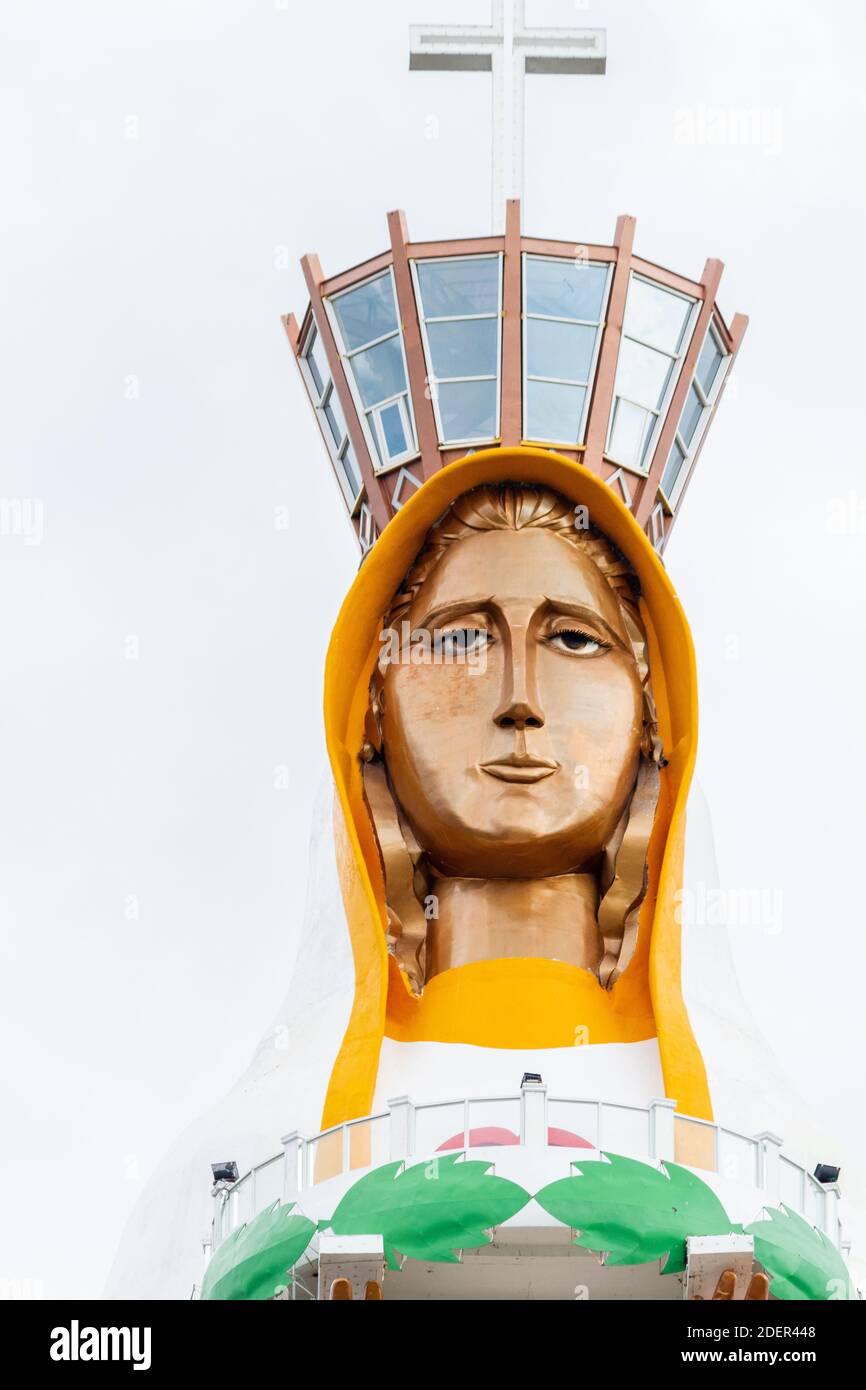 La statue géante de Marie au centre de pèlerinage de Montemaria à Batangas, Philippines Banque D'Images