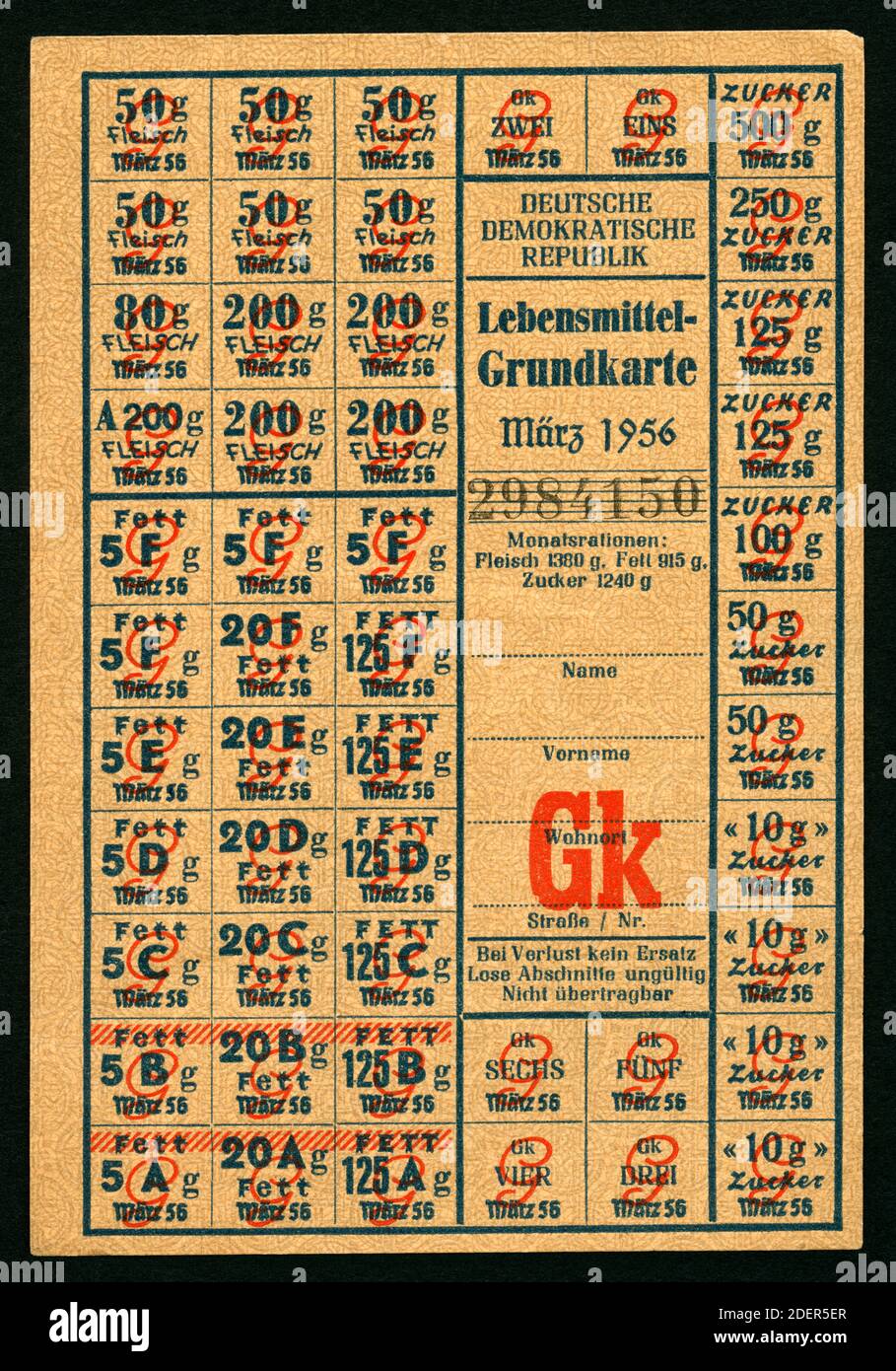 Europa, Deutschland, DDR , Lebensmittel-Grundkarte für Fleisch, Fett und Zucker, herausgegeben im März 1956 , Größe : 9,3 cm x 13,5 cm , Rechte werden nicht vertreten . / Europe, Allemagne, GDR , carte de ration alimentaire pour la viande, la graisse et le sucre, publié en mars 1956, taille 9,3 cm x 13,5 cm , il n'y a pas de droits . Banque D'Images