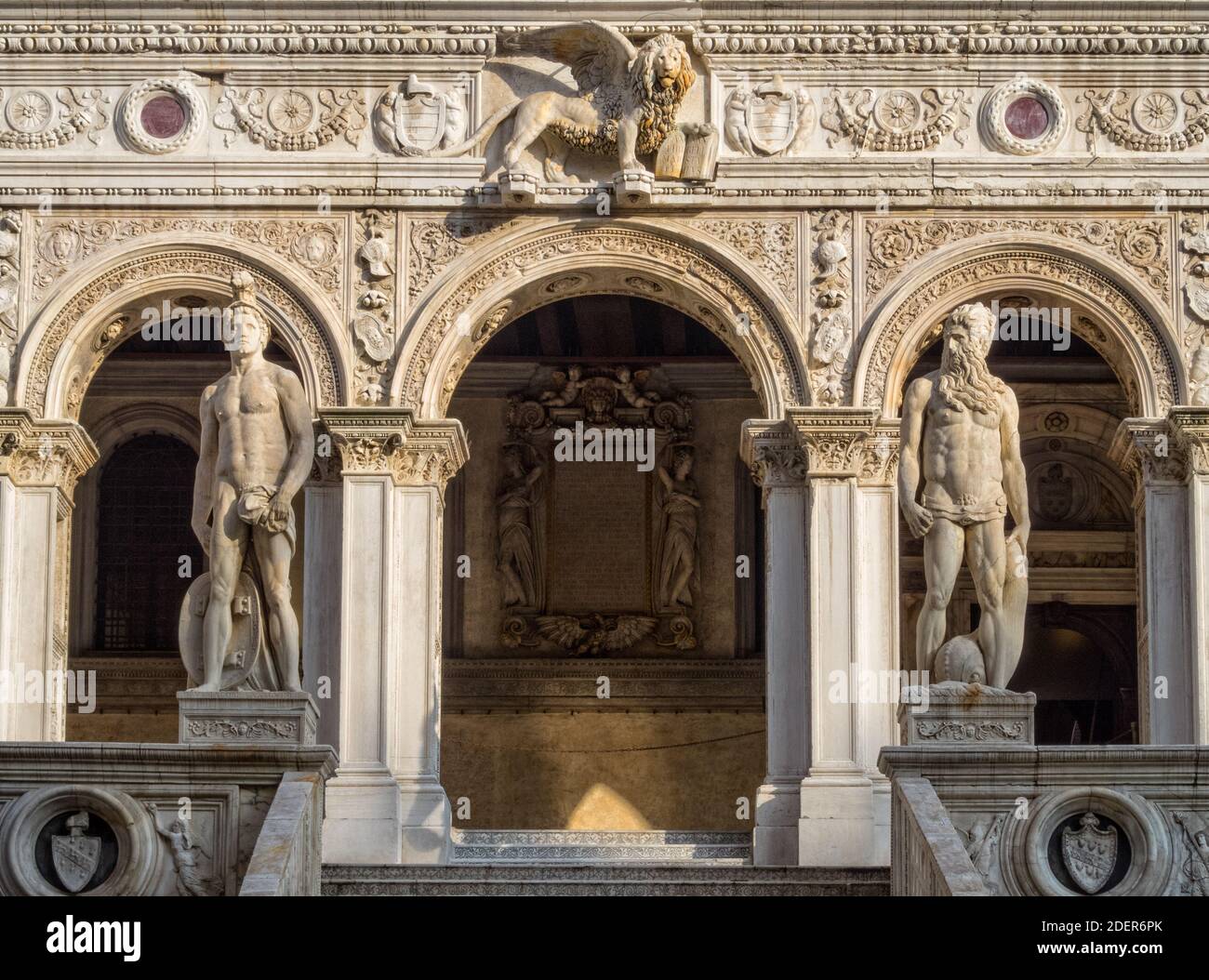 Mars et Neptune au sommet de l'escalier des géants dans la cour du Palais des Doges (Palazzo Ducale) - Venise, Vénétie, Italie Banque D'Images