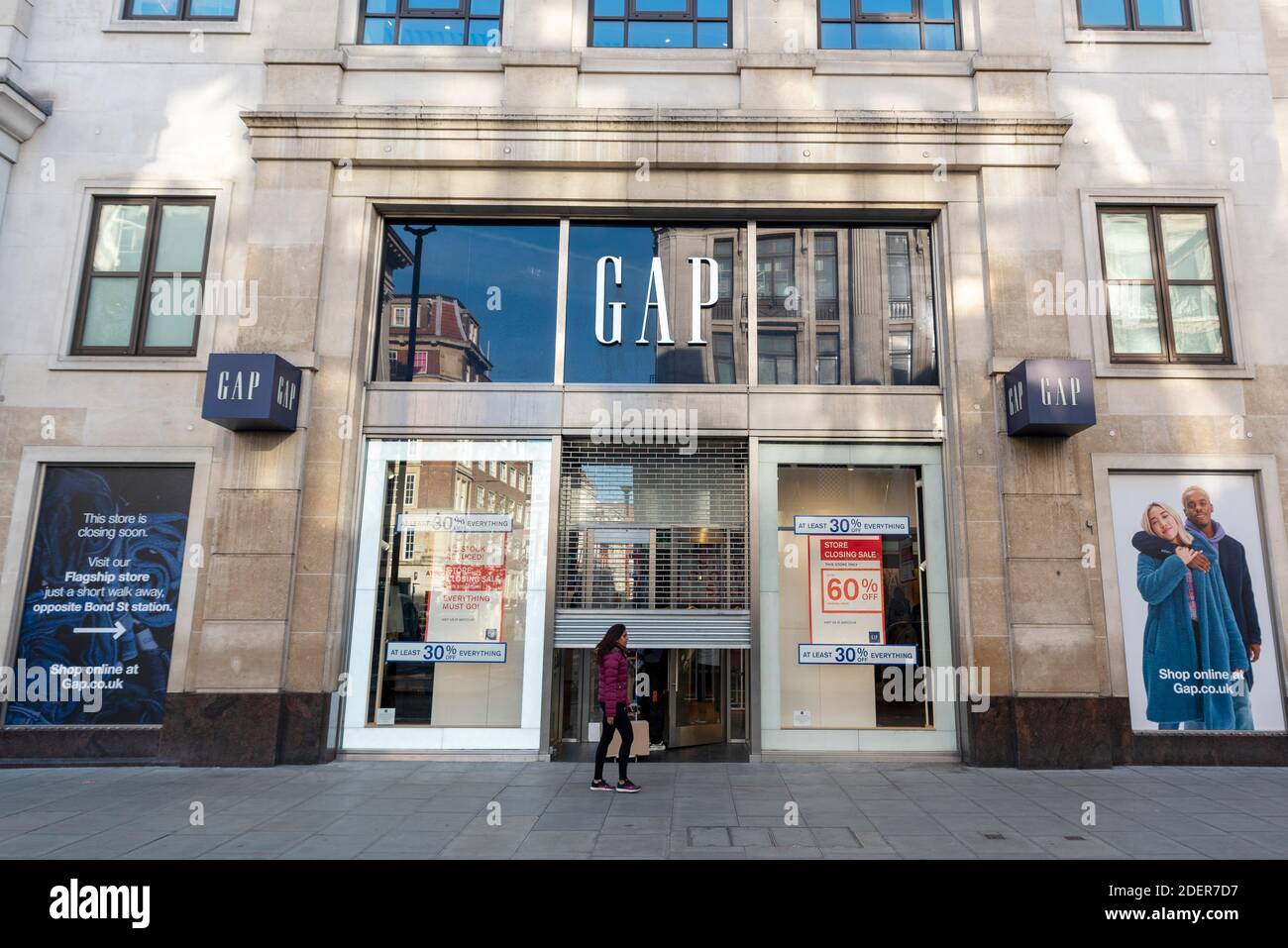 01 décembre 2020. Londres, Royaume-Uni. Le magasin de vêtements Gap d'Oxford Circus à Oxford Street est sur le point de fermer. En octobre 2020, la société de vente au détail de vêtements avait envisagé la fermeture de tous les magasins européens et de son centre de distribution européen basé au Royaume-Uni en raison de la baisse des ventes et des bénéfices. Les restrictions actuelles du confinement de Covid-19 ont eu un effet sur les magasins de détail. Photo de Ray Tang/Ray Tang Media Banque D'Images