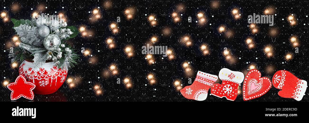Décorations de Noël et bokeh en forme de petits feux d'artifice, sur un fond noir grand écran. Le concept de la bannière des vacances d'hiver Banque D'Images