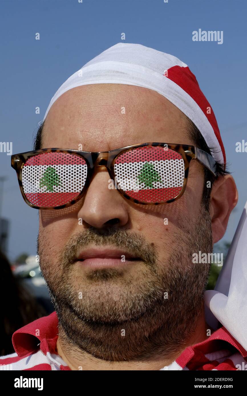 Atmosphère lors de diverses manifestations anti-gouvernementales qui ont lieu au centre-ville de Beyrouth, sur la place des martyrs et près du palais du gouvernement à Beyrouth, au Liban. C'est le quatrième jour de protestations qui a commencé après une décision du gouvernement de taxer les appels passés sur 'ËÂœWhatsApp' et d'autres applications téléphoniques, ainsi que contre la corruption des partis politiques. Beyrouth, Liban, le 27 octobre 2019. Photo d'Alfred Yaghobzadeh/ABACAPRESS.COM Banque D'Images