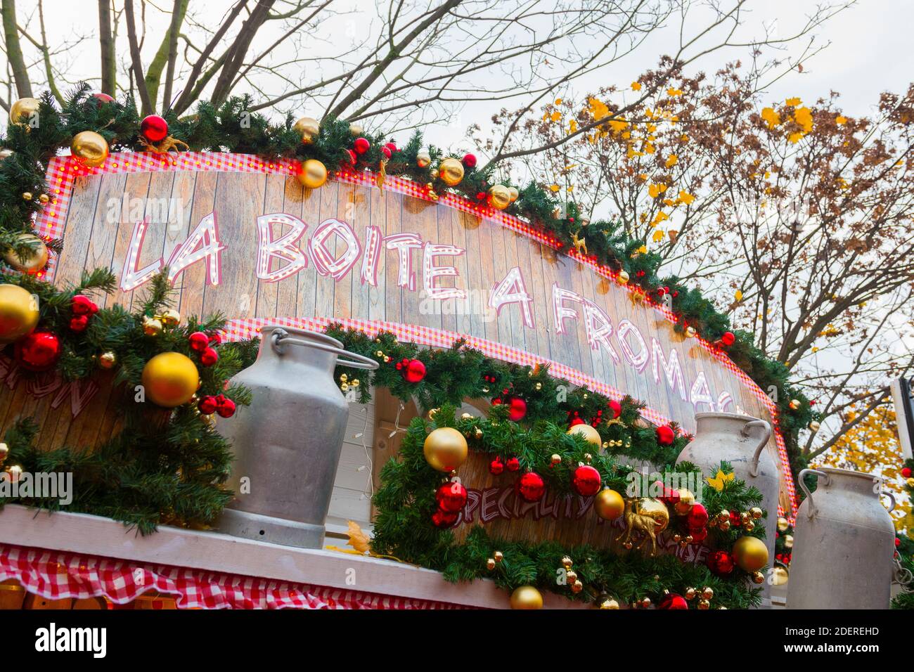 La boîte à fromage (la boîte à fromage). Belle photo d'un panneau de table décoré d'ornements de Noël et de branches de pin. Marché de Noël Banque D'Images La boîte à fromage (la boîte à fromage). Belle photo d'un panneau de table décoré d'ornements de Noël et de branches de pin. Marché de Noël Banque D'Images