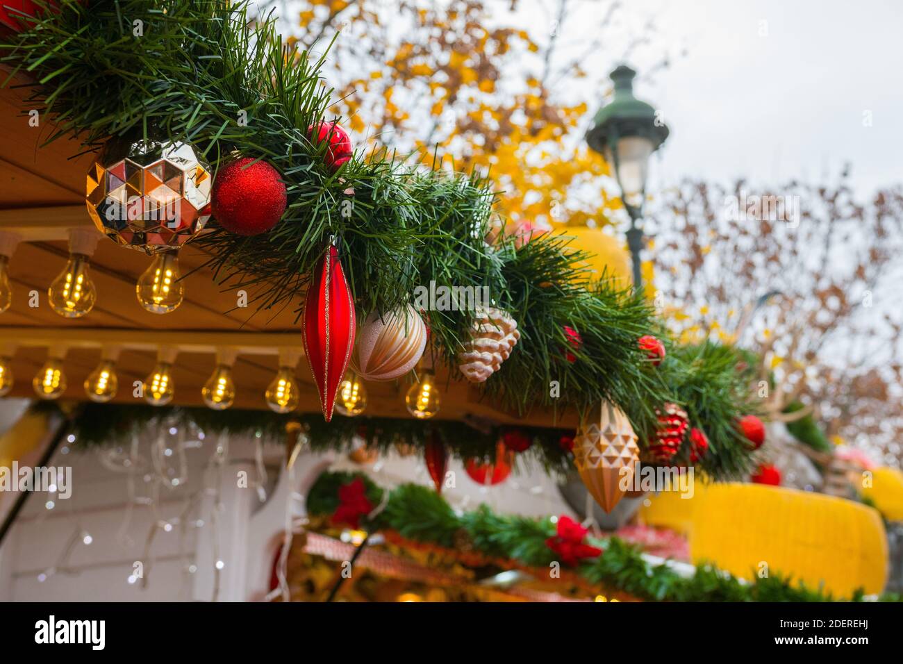 Décorations de Noël sur un présentoir à aliments. Marché de Noël, Paris (Jardins des Tuileries), France. Magnifique support en bois décoré pendant l'hiver de décembre Banque D'Images Décorations de Noël sur un présentoir à aliments. Marché de Noël, Paris (Jardins des Tuileries), France. Magnifique support en bois décoré pendant l'hiver de décembre Banque D'Images