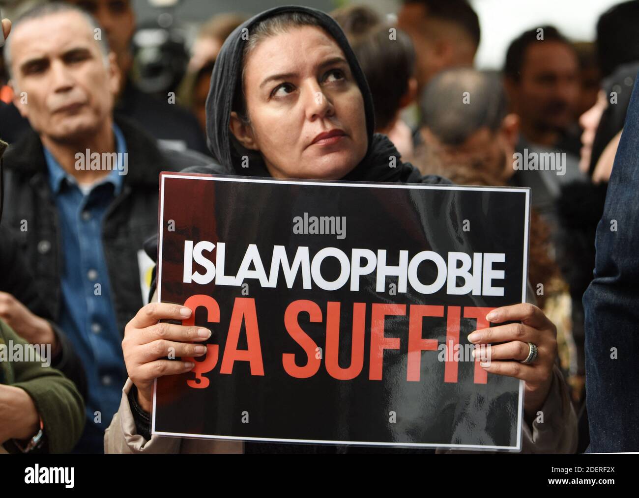 Un groupe de manifestants avec les bannières "Top Zemmour" démontrera contre Eric Zemmour devant le siège de CNews pour défier la chaîne sur sa responsabilité dans l'établissement d'un climat islamophobe à Boulogne-Billancourt, près de Paris, France, le 2 novembre 2019. Photo d'Alain Apaydin/ABACAPRESS.COM Banque D'Images