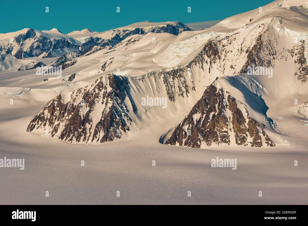 Les champs de glace et les montagnes de l'Antarctique vus d'un avion du centre de recherche en vol Armstrong de la NASA lors d'un vol de recherche sur le changement climatique. Banque D'Images