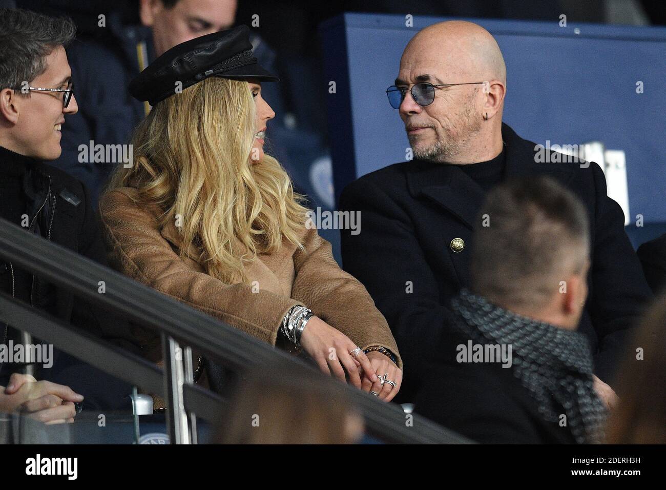 Pascal Obispo et sa femme Julie Obispo assistent au match de l'UEFA Champions League entre Paris Saint Germain vs Club Brugge au Parc des Princes le 6 novembre 2019 à Paris France. Photo de David Niviere/ABACAPRESS.COM Banque D'Images