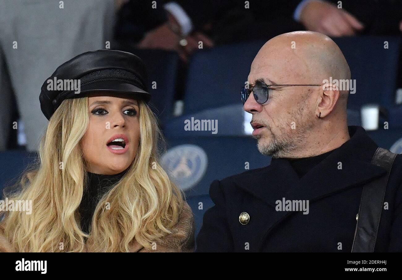 Pascal Obispo et sa femme Julie Obispo regardent la Ligue des champions de l'UEFA Paris Saint-Germain (PSG) v Club Brugge au Parc des Princes le 6 novembre 2019 à Paris France. Photo de Christian Liewig/ABACAPRESS.COM Banque D'Images