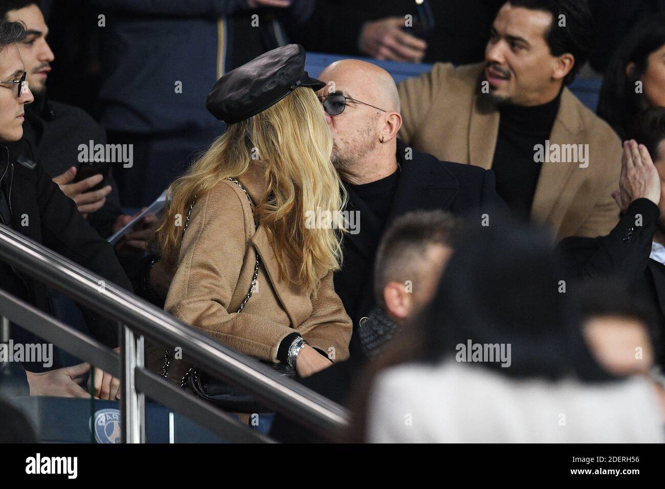 Pascal Obispo et sa femme Julie Obispo assistent au match de l'UEFA Champions League entre Paris Saint Germain vs Club Brugge au Parc des Princes le 6 novembre 2019 à Paris France. Photo de David Niviere/ABACAPRESS.COM Banque D'Images