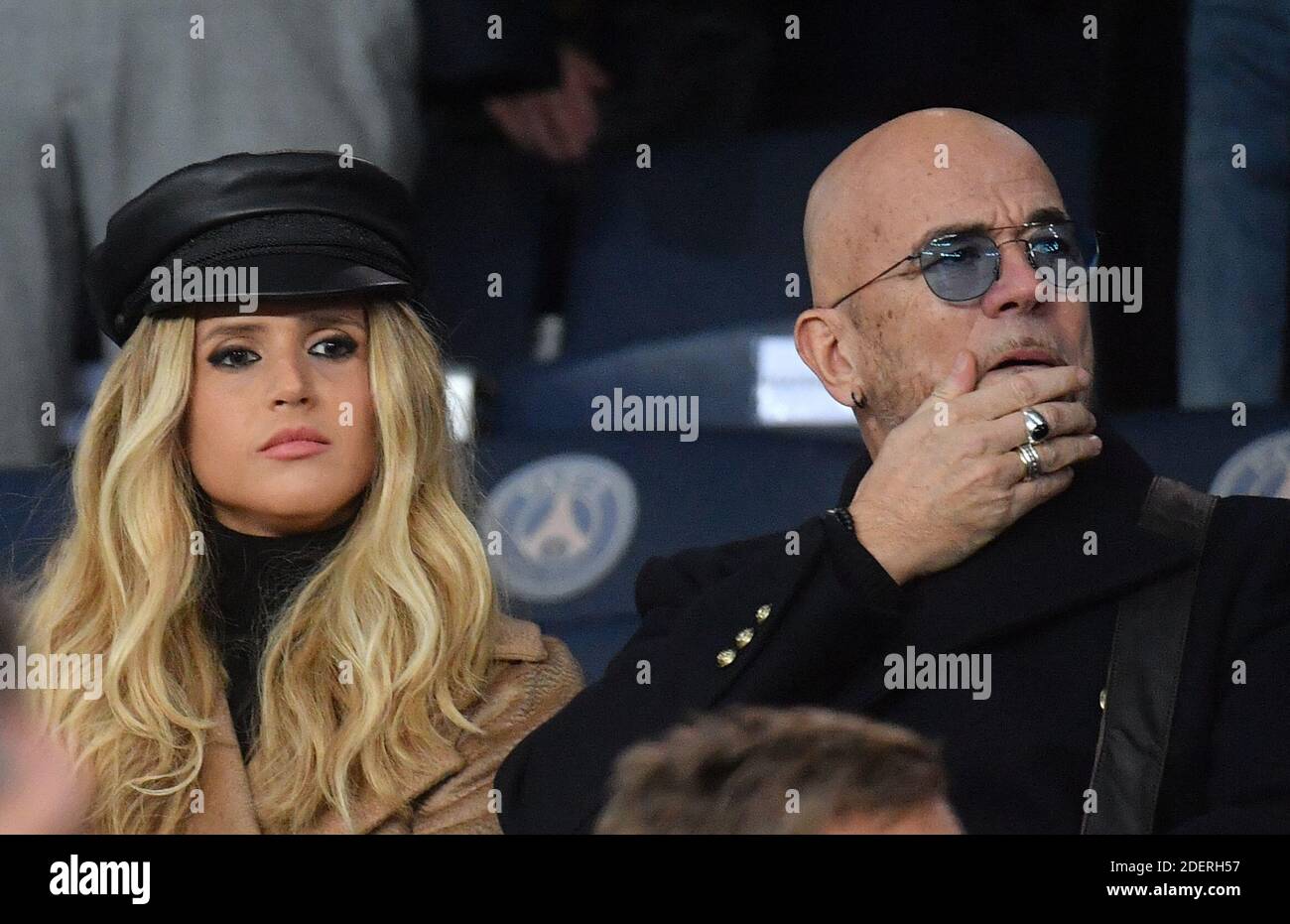 Pascal Obispo et sa femme Julie Obispo regardent la Ligue des champions de l'UEFA Paris Saint-Germain (PSG) v Club Brugge au Parc des Princes le 6 novembre 2019 à Paris France. Photo de Christian Liewig/ABACAPRESS.COM Banque D'Images