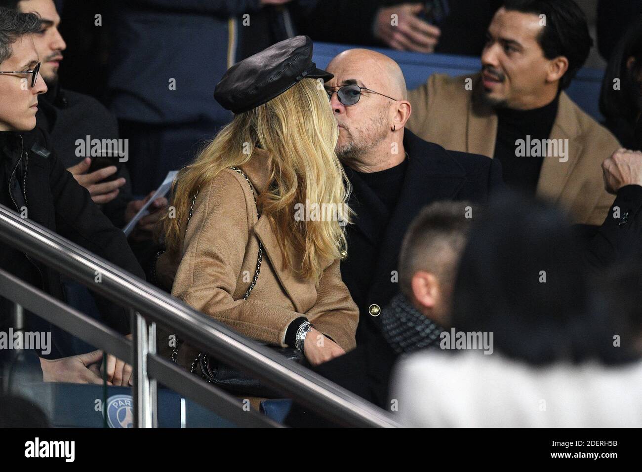 Pascal Obispo et sa femme Julie Obispo assistent au match de l'UEFA Champions League entre Paris Saint Germain vs Club Brugge au Parc des Princes le 6 novembre 2019 à Paris France. Photo de David Niviere/ABACAPRESS.COM Banque D'Images