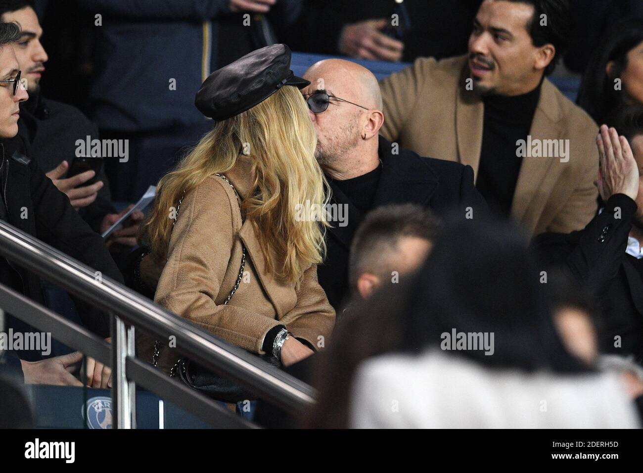 Pascal Obispo et sa femme Julie Obispo assistent au match de l'UEFA Champions League entre Paris Saint Germain vs Club Brugge au Parc des Princes le 6 novembre 2019 à Paris France. Photo de David Niviere/ABACAPRESS.COM Banque D'Images