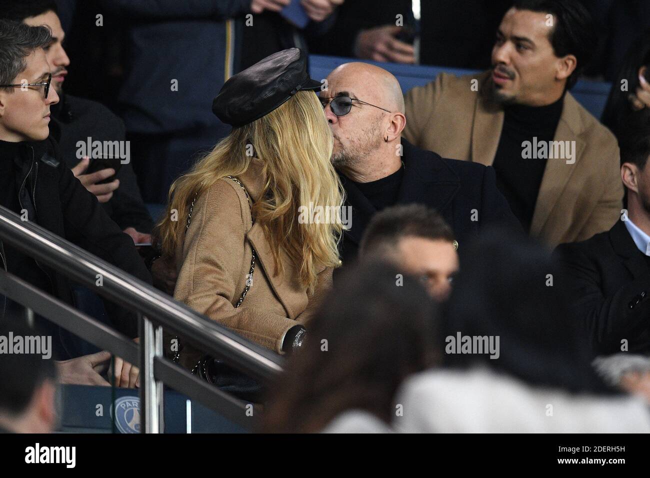 Pascal Obispo et sa femme Julie Obispo assistent au match de l'UEFA Champions League entre Paris Saint Germain vs Club Brugge au Parc des Princes le 6 novembre 2019 à Paris France. Photo de David Niviere/ABACAPRESS.COM Banque D'Images