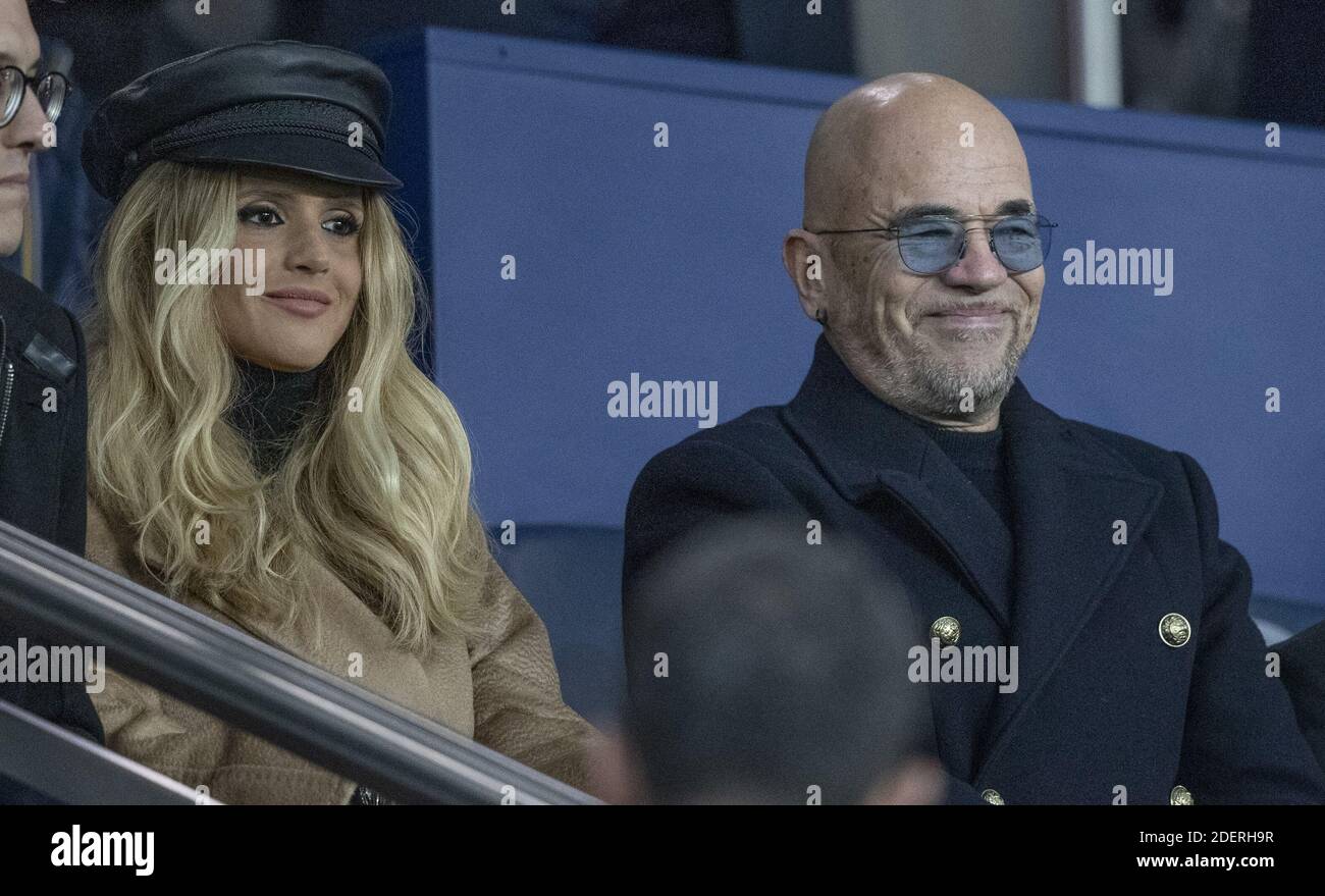 Pascal Obispo et son épouse Julie Obispo regardant le groupe de la Ligue des champions de l'UEFA UN match de football Paris Saint-Germain (PSG) v Club Brugge au stade du Parc des Princes à Paris, France, le 6 novembre 2019. Photo de Christian Liewig/ABACAPRESS.COM Banque D'Images