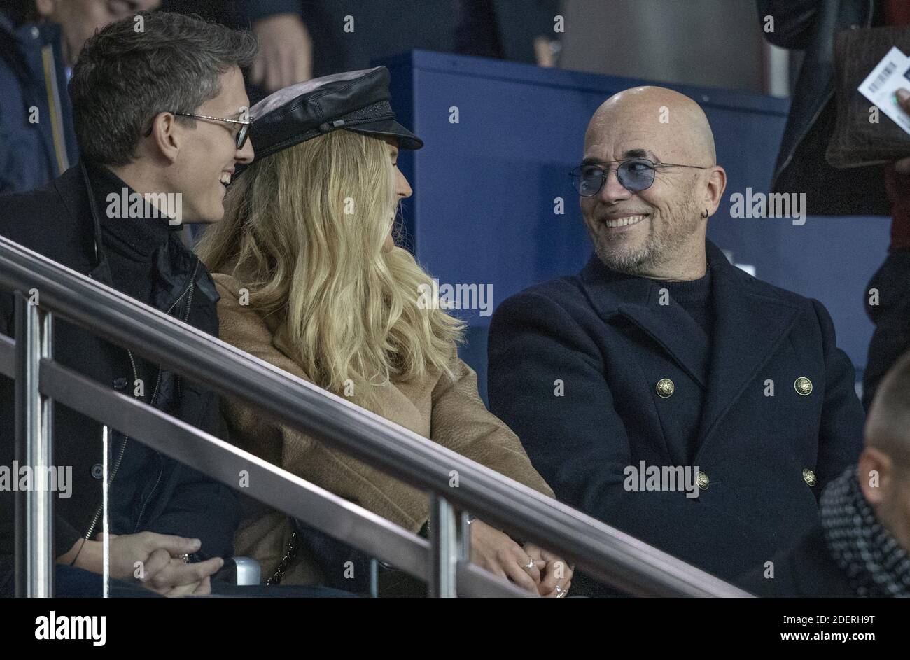Pascal Obispo et son épouse Julie Obispo regardant le groupe de la Ligue des champions de l'UEFA UN match de football Paris Saint-Germain (PSG) v Club Brugge au stade du Parc des Princes à Paris, France, le 6 novembre 2019. Photo de Christian Liewig/ABACAPRESS.COM Banque D'Images
