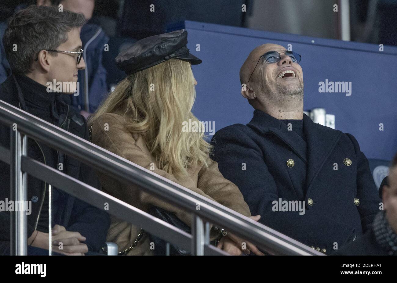 Pascal Obispo et son épouse Julie Obispo regardant le groupe de la Ligue des champions de l'UEFA UN match de football Paris Saint-Germain (PSG) v Club Brugge au stade du Parc des Princes à Paris, France, le 6 novembre 2019. Photo de Christian Liewig/ABACAPRESS.COM Banque D'Images