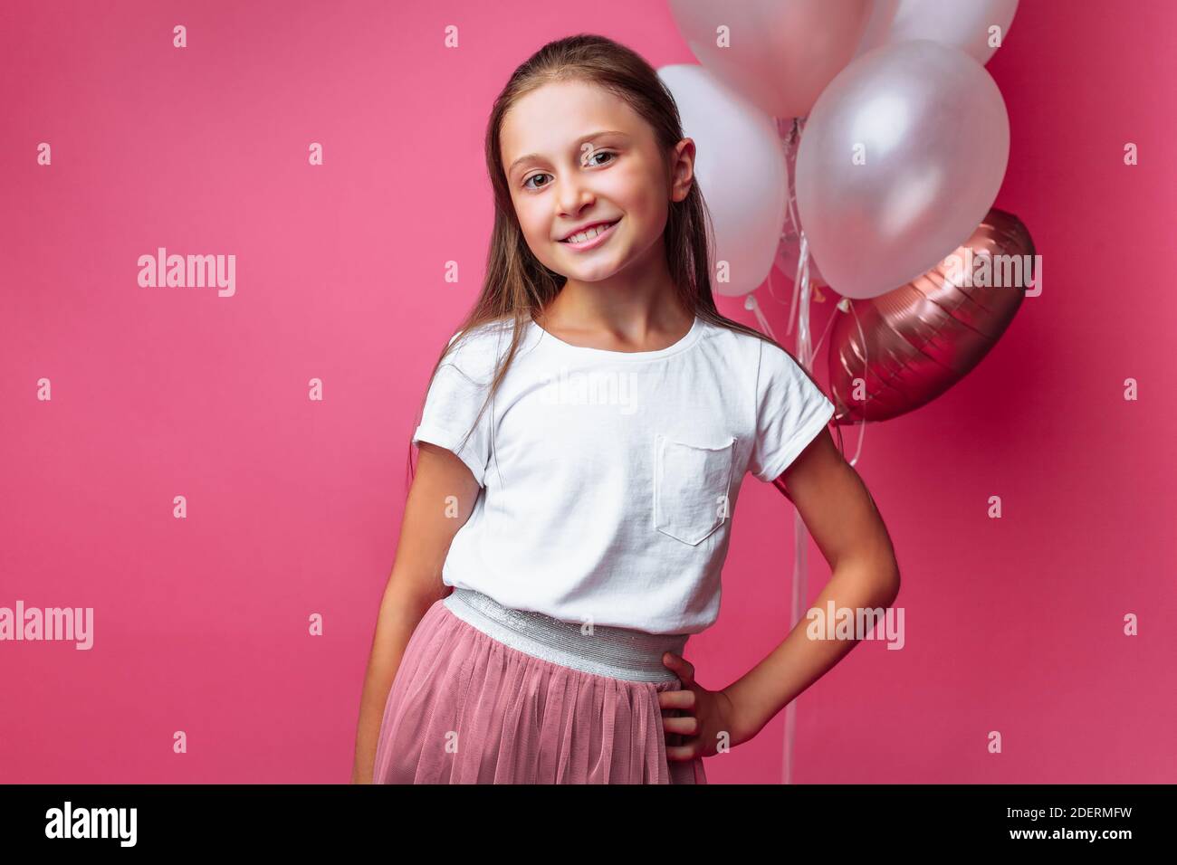 jeune fille dans une belle robe sur fond rose Banque D'Images