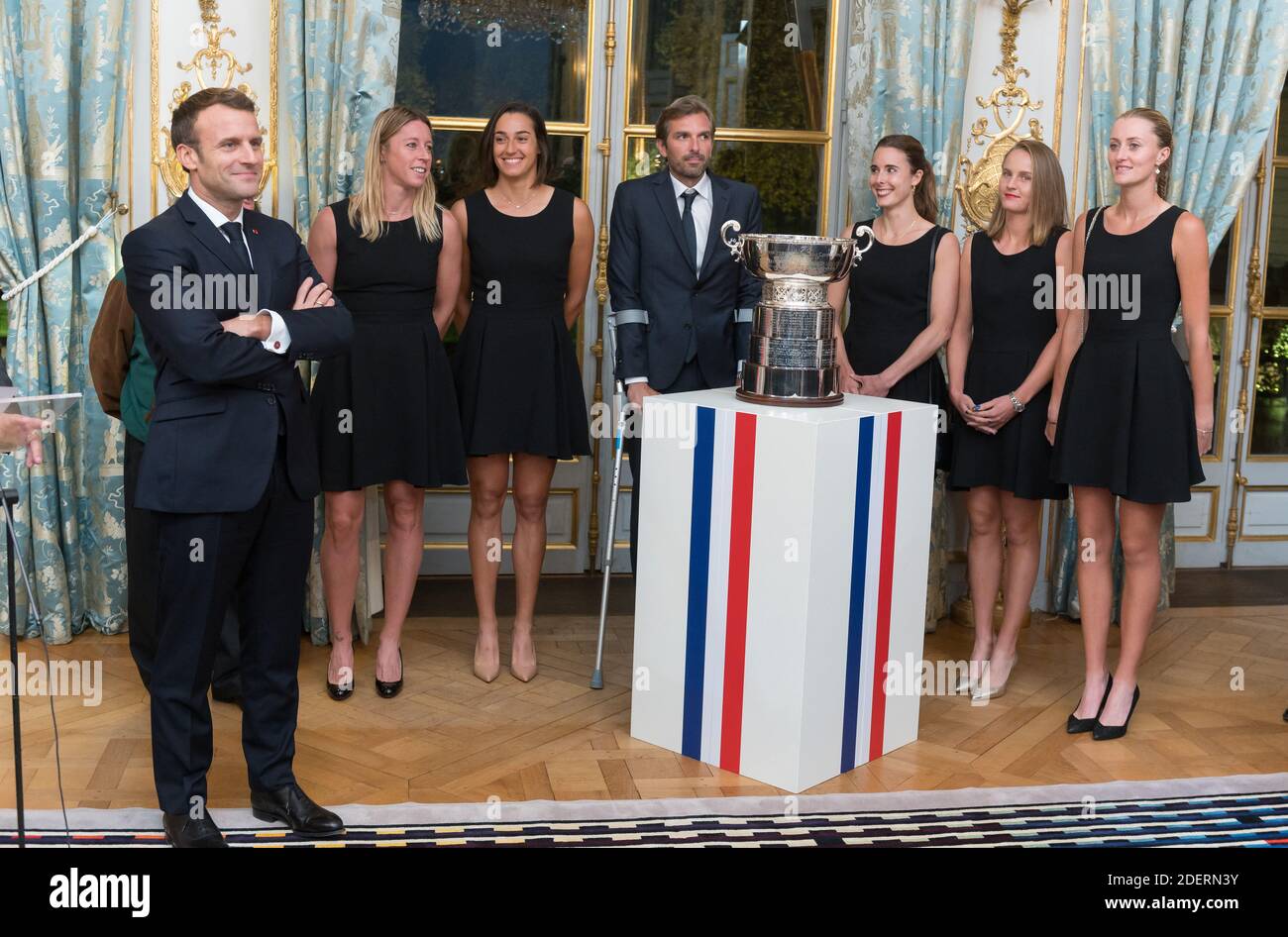 Emmanuel Macron, Pauline Parmentier, Caroline Garcia, Julien Benneteau,  Alize Cornet, Fiona Ferro et Kristina Mladenovic posant lors d'une  réception au palais présidentiel de l'Elysée à Paris le 12 novembre 2019,  deux jours