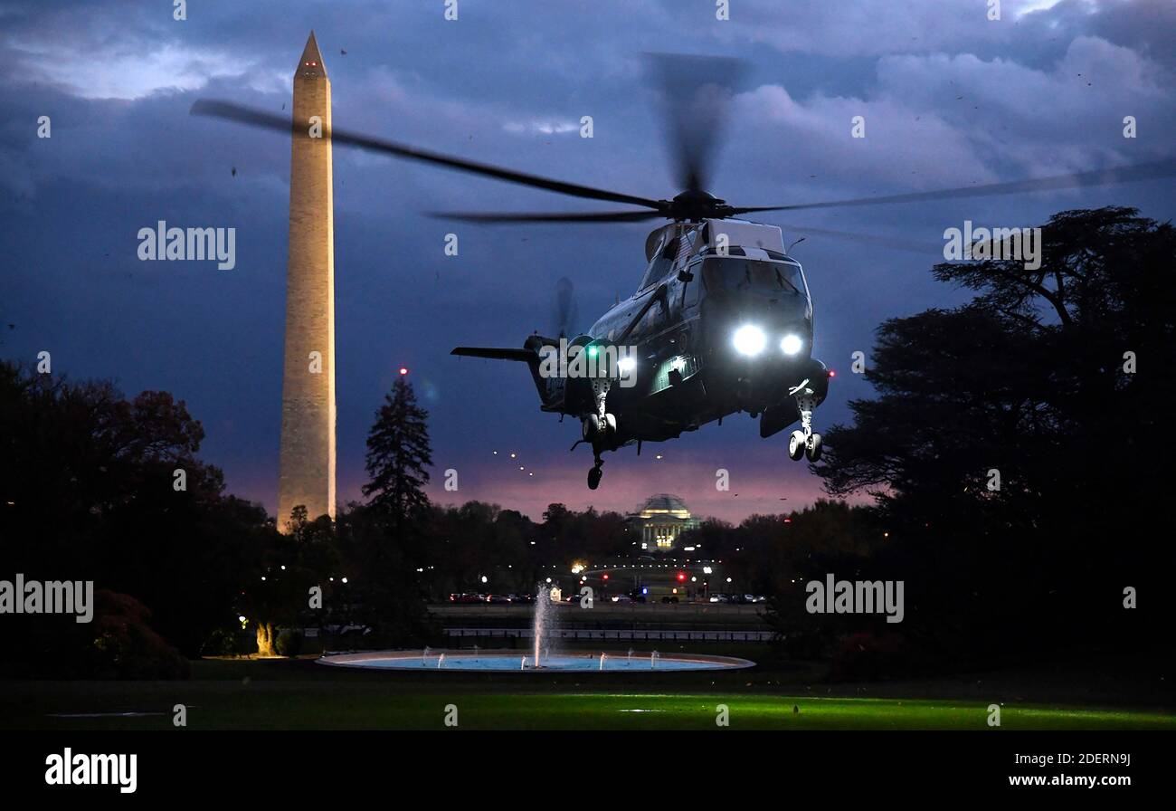 Marine One, qui porte le président Donald Trump et la première dame Melania Trump, atterrit au crépuscule sur la pelouse du Sud lorsqu'ils retournent à la Maison Blanche, mardi 12 novembre 2019, à Washington, DC. Trump a passé un long week-end de la fête des anciens combattants à New York. ISP POOL photo par Mike Theiler/Pool/ABACAPRESS.COM Banque D'Images