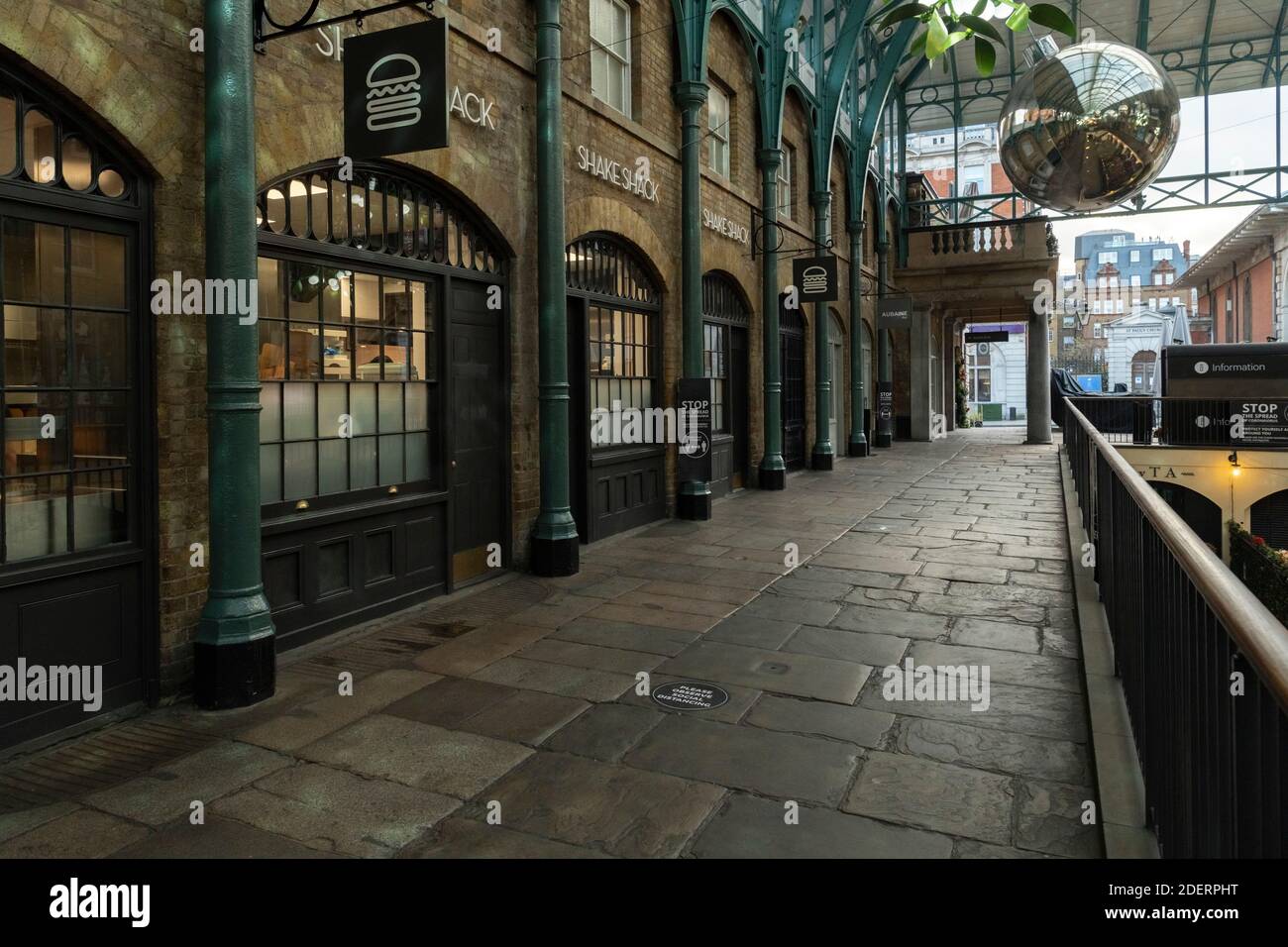 Londres dans le quartier du coronavirus bloqué au marché de Covent Garden, avec des routes vides, des rues désertes tranquilles, aucune personne et des magasins fermés fermés fermés dans une zone touristique normalement populaire pendant la pandémie du coronavirus en Angleterre, en Europe Banque D'Images