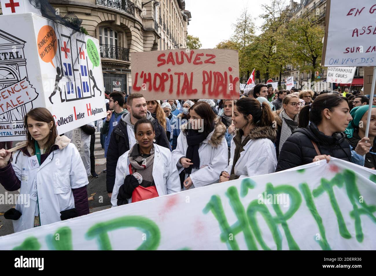 Les travailleurs de la santé ont manifesté à Paris, en France, le 14 novembre 2019 pour « sauver l'hôpital public » à la suite de l'appel lancé par le collectif « Inter-hôpitaux » récemment créé, tandis que le gouvernement doit présenter un plan de soutien à la fin du mois. Photo de Florent Bardos/ABACAPRESS.COM Banque D'Images