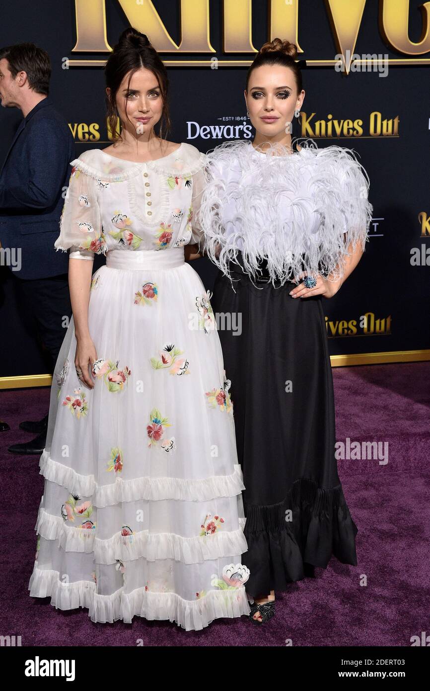 Ana de Armas et Katherine Langford assistent à la première de 'Knives Out' au Regency Village Theatre le 14 novembre 2019 à Los Angeles, CA, Etats-Unis. Photo de Lionel Hahn/ABACAPRESS.COM Banque D'Images