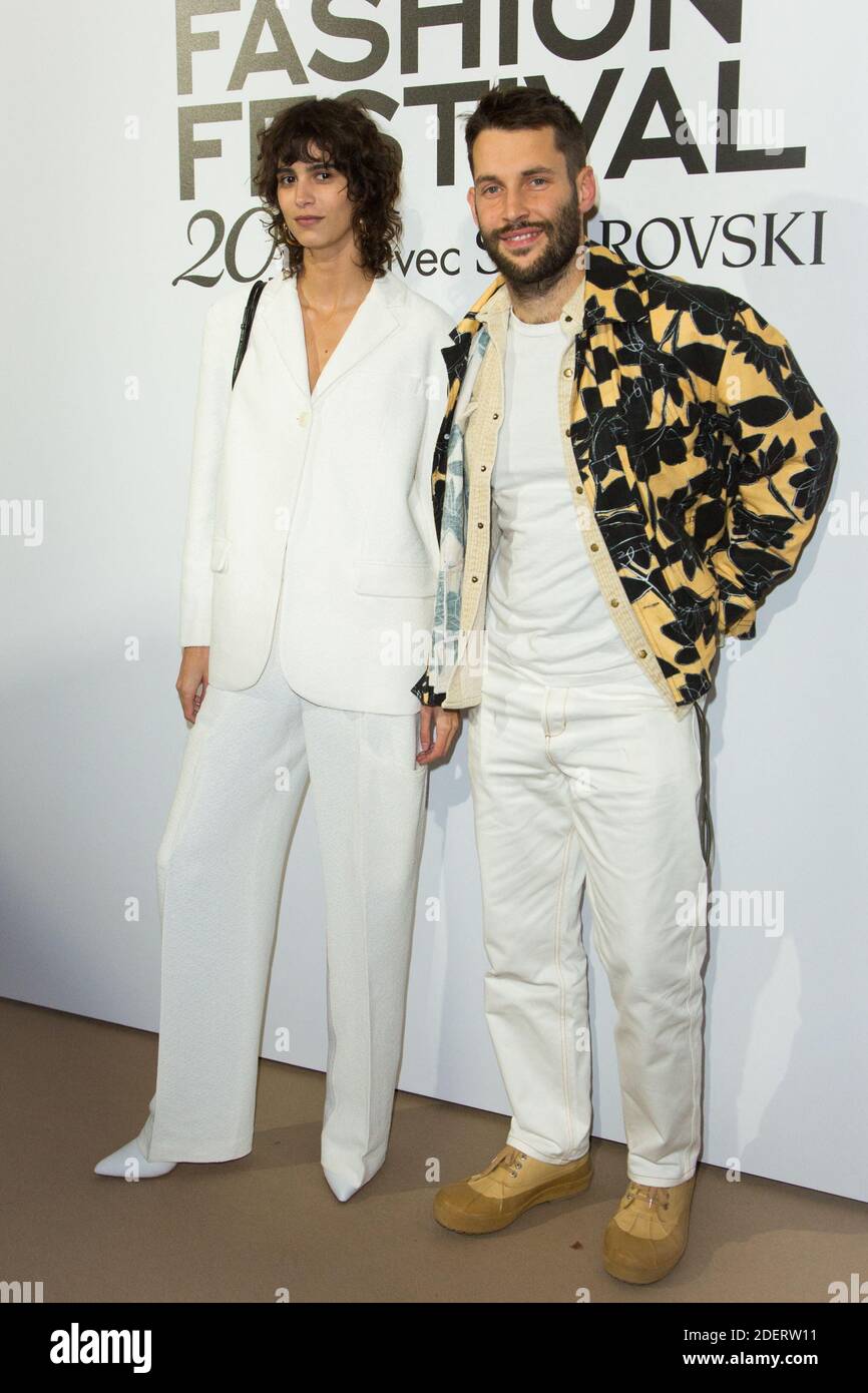 MICA Arganaraz et Simon porte Jacquemus sont arrivés au Vogue Fashion Festival avec Swarovski dîner à l'Hôtel Potocki à Paris le 15 novembre 2019. Photo de Nasser Berzane/ABACAPRESS.COM Banque D'Images