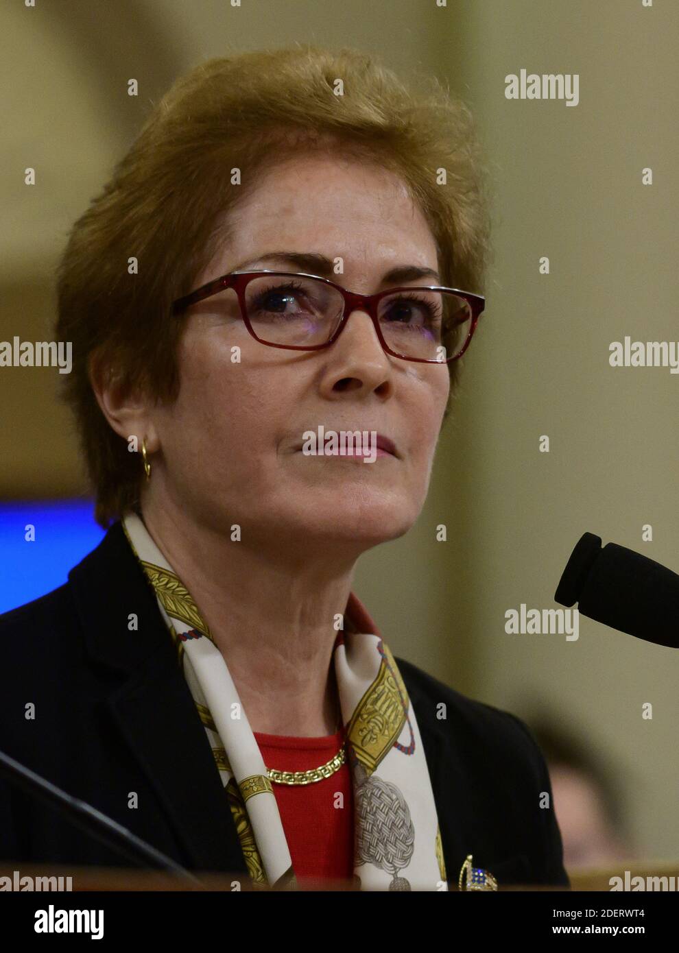 Marie “Masha†Yovanovitch, l'ancien ambassadeur des États-Unis à Kiev, en Ukraine, au nom du département d'État des États-Unis, témoigne au cours de l'audience publique de la Commission permanente du renseignement de la Chambre des États-Unis alors qu'ils enquêtent sur la destitution du président américain Donald J. Trump à Capitol Hill à Washington, DC vendredi, 15 novembre 2019.Credit: Ron Sachs / CNP (RESTRICTION: PAS de journaux ou journaux New York ou New Jersey dans un rayon de 75 miles de New York) Banque D'Images
