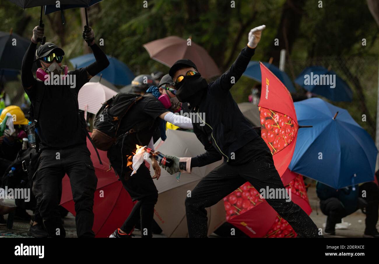 Un étudiant lance un cocktail Molotov à la police, à Hong Kong, le 12 novembre 2019. Une bataille sans précédent à l'Université chinoise de Hong Kong (CUHK). La manifestation de Hong Kong se continue sur ses cinq mois. Une grève à l'échelle de la ville a débuté le lundi 11 novembre 2019, ce qui a entraîné l'arrêt de certaines parties de Hong Kong lorsque les stations MTR ont fermé et que plusieurs barrages routiers ont été érigés. Où l'autoroute Tolo Harbour sous le pont n°2 qui relie l'Université chinoise de Hong Kong (CUHK) et l'espace public est également bloquée. Photo de May James/ABACAPRESS.COM Banque D'Images