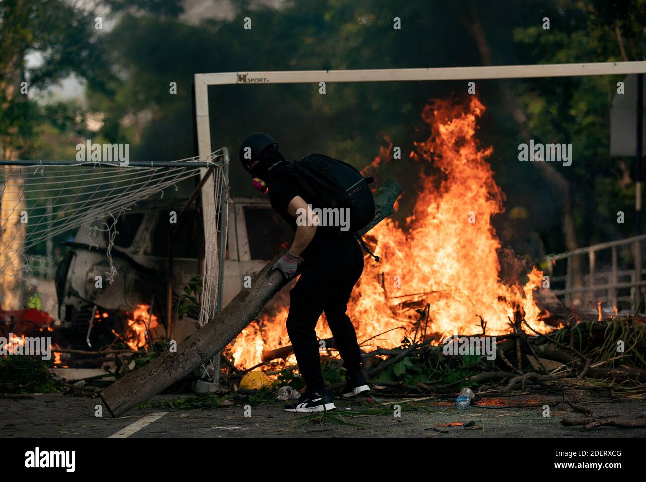 L'élève porte du bois pour mettre la barricade au feu. À Hong Kong le 12 novembre 2019. Une bataille sans précédent à l'Université chinoise de Hong Kong (CUHK). La manifestation de Hong Kong se continue sur ses cinq mois. Une grève à l'échelle de la ville a débuté le lundi 11 novembre 2019, ce qui a entraîné l'arrêt de certaines parties de Hong Kong lorsque les stations MTR ont fermé et que plusieurs barrages routiers ont été érigés. Où l'autoroute Tolo Harbour sous le pont n°2 qui relie l'Université chinoise de Hong Kong (CUHK) et l'espace public est également bloquée. Photo de May James/ABACAPRESS.COM Banque D'Images