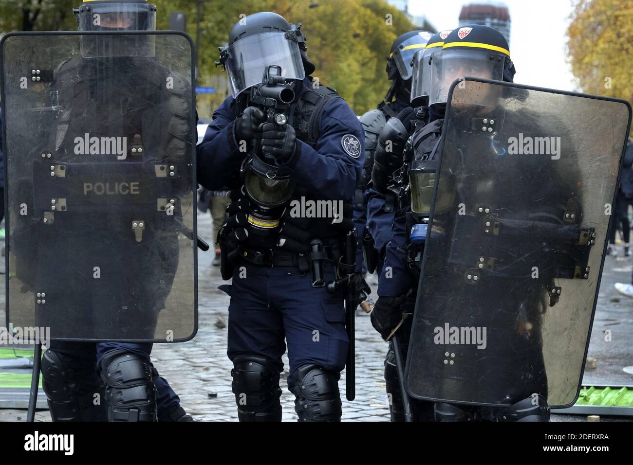 La police anti-émeutes française armée de LBD 40, Flash-ball (armes à feu en caoutchouc non létales) visant des manifestants lors d'affrontements gilets jaunes français (Gilets Jaunes) lors d'une manifestation marquant le premier anniversaire du mouvement des « gilets jaunes » (gilets jaunes). Les manifestants français des « gilets jaunes » prévoient une série de manifestations à l'échelle nationale ce week-end pour montrer au gouvernement qu'ils peuvent encore rassembler leur soutien pour le premier anniversaire de leur mouvement. Le nombre de participants aux manifestations et les niveaux de violence ont fortement diminué ces derniers mois par rapport à la hauteur du mouvement, whi Banque D'Images