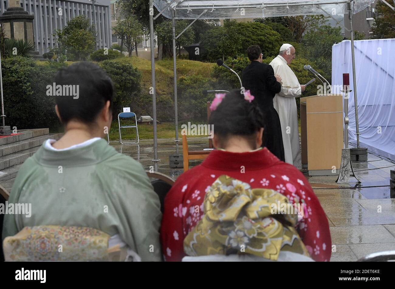 Le pape François prononce un discours devant le monument des vingt-six martyrs à Nagasaki, au Japon, le 24 novembre 2019. Le monument des vingt-six martyrs a été construit sur la colline Nishizaka à Nagasaki en juin 1962 pour commémorer le 100e anniversaire de la canonisation par l'Église catholique romaine des chrétiens exécutée sur le site le 5 février 1597. Photo : ABACAPRESS.COM Banque D'Images