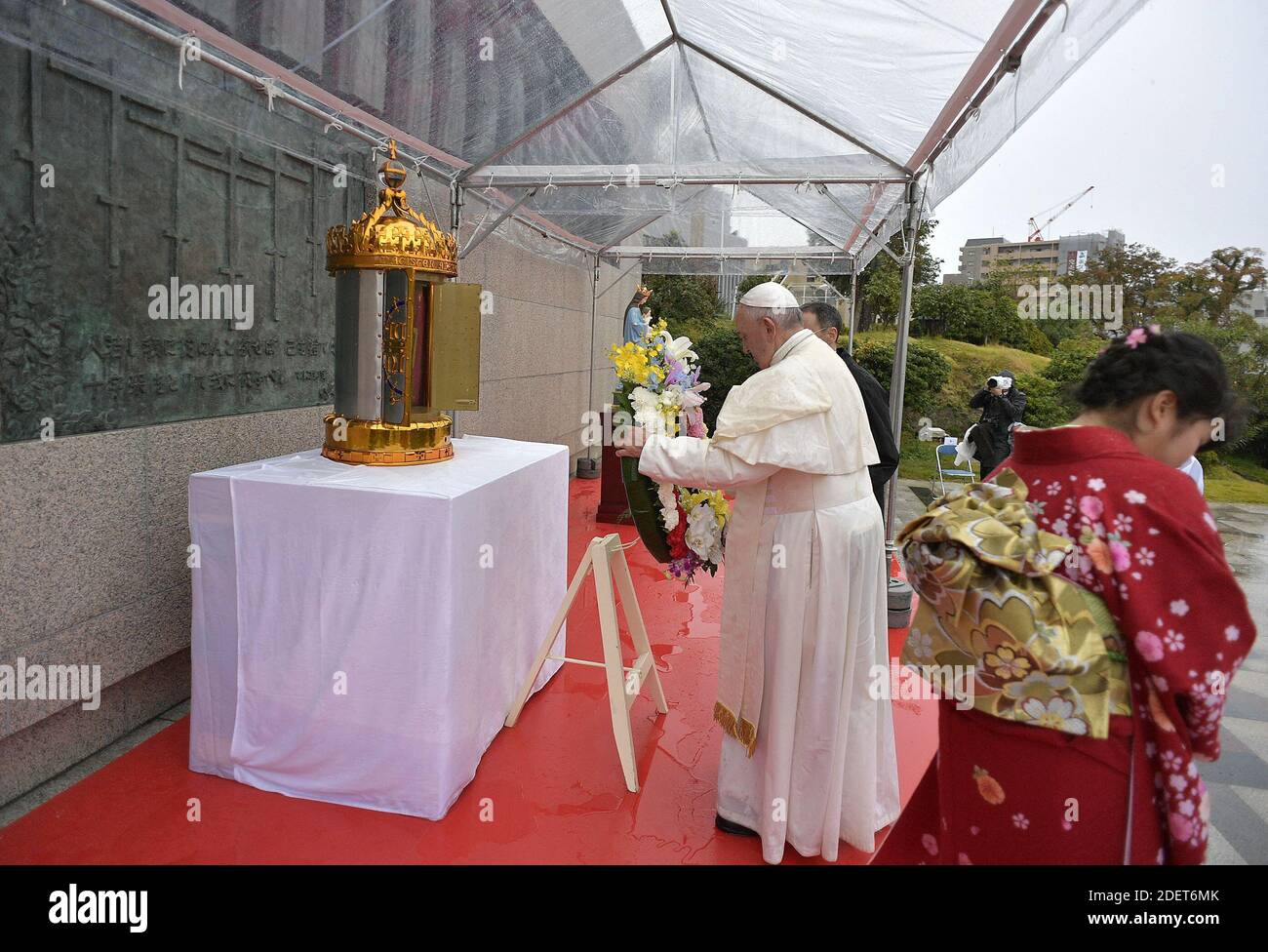 Le pape François prononce un discours devant le monument des vingt-six martyrs à Nagasaki, au Japon, le 24 novembre 2019. Le monument des vingt-six martyrs a été construit sur la colline Nishizaka à Nagasaki en juin 1962 pour commémorer le 100e anniversaire de la canonisation par l'Église catholique romaine des chrétiens exécutée sur le site le 5 février 1597. Photo : ABACAPRESS.COM Banque D'Images