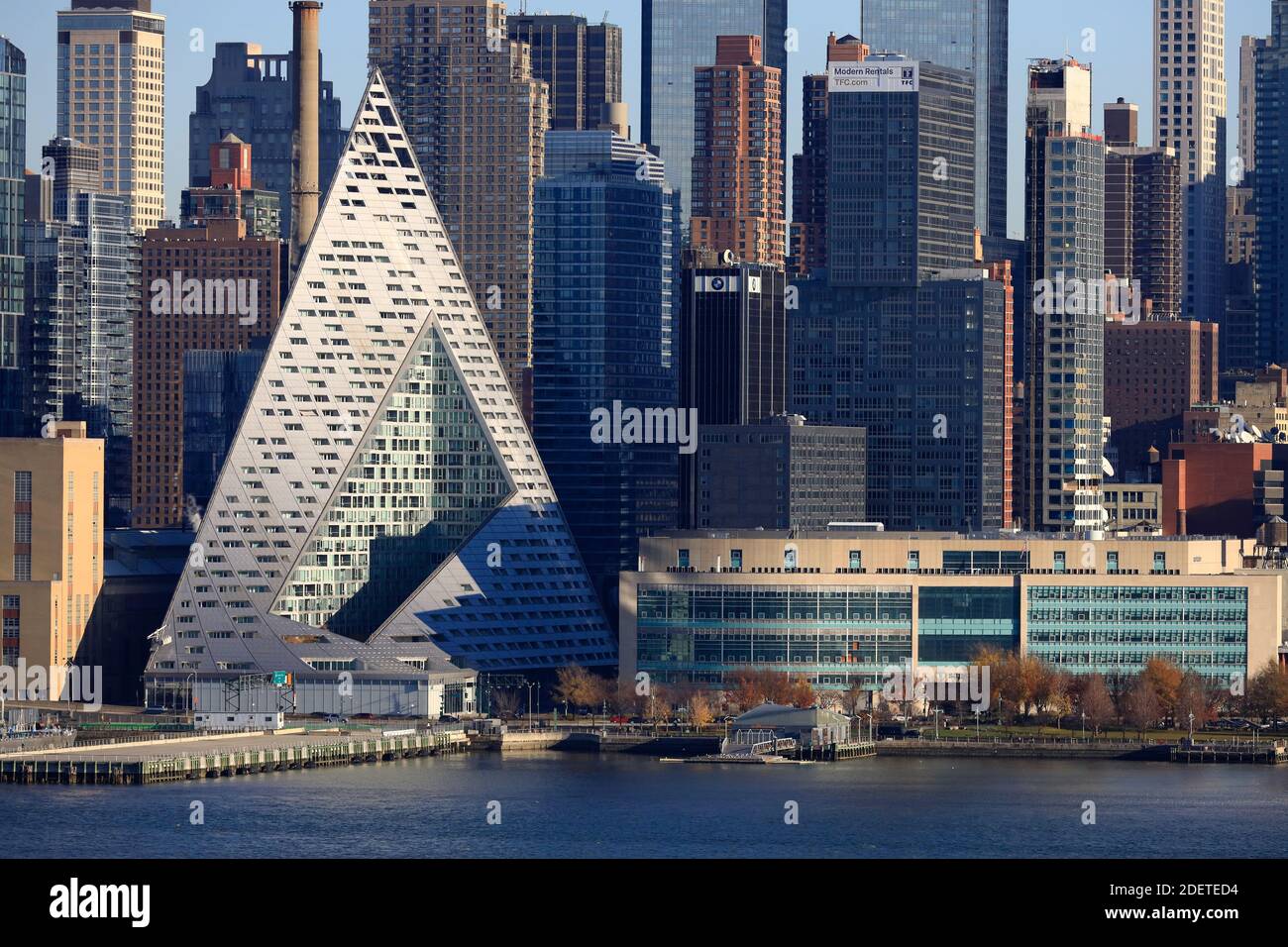 Vue sur Hell's Kitchen dans le quartier ouest de Midtown Manhattan avec la structure triangulaire VIA 57 West Apartment building.New York City.New York.USA Banque D'Images