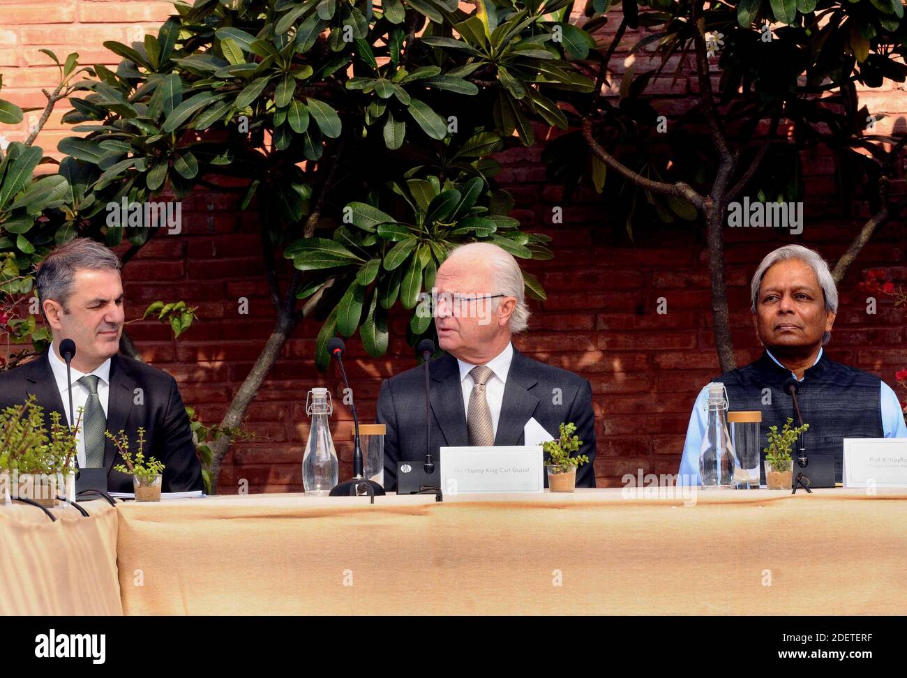 Le roi de Suède Carl XVI Gustaf (C) est flanqué par le conseiller scientifique principal du PMO Vijay Raghavan (R) et le politicien suédois Ibrahim Baylan (L) lors d'une table ronde sur le suivi de la pollution atmosphérique et l'adoption de l'approche de l'économie circulaire à New Delhi (Inde) le 3 décembre 2019. Photo d'Anshuman Akash/ABACAPRESS.COM Banque D'Images