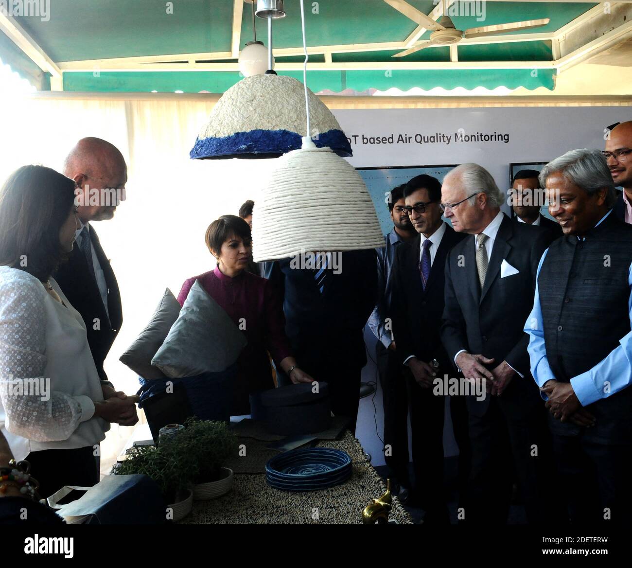 Le roi de Suède Carl XVI Gustaf est flanqué par le conseiller scientifique principal du PMO Vijay Raghavan et le politicien suédois Ibrahim Baylan lors d'une table ronde sur le suivi de la pollution atmosphérique et l'adoption d'approches d'économie circulaire, à New Delhi, en Inde, le 3 décembre 2019. Photo d'Anshuman Akash/ABACAPRESS.COM Banque D'Images