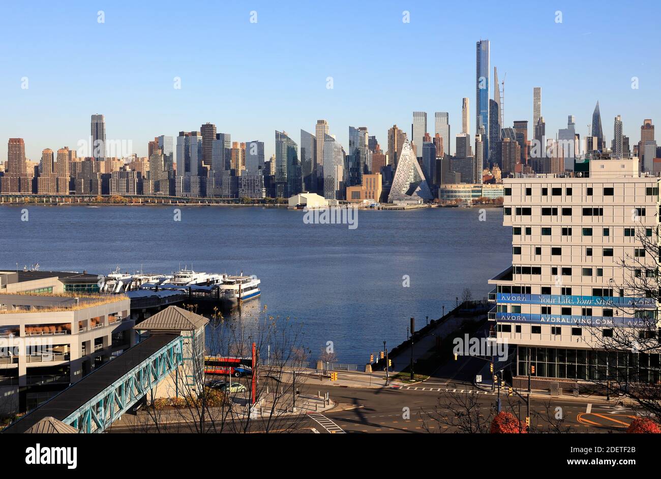 Vue sur le côté ouest de Manhattan avec 432 Park Avenue, bâtiment le plus haut immeuble résidentiel du monde à New York depuis Port Imperial. Weehawken, New Jersey.USA Banque D'Images