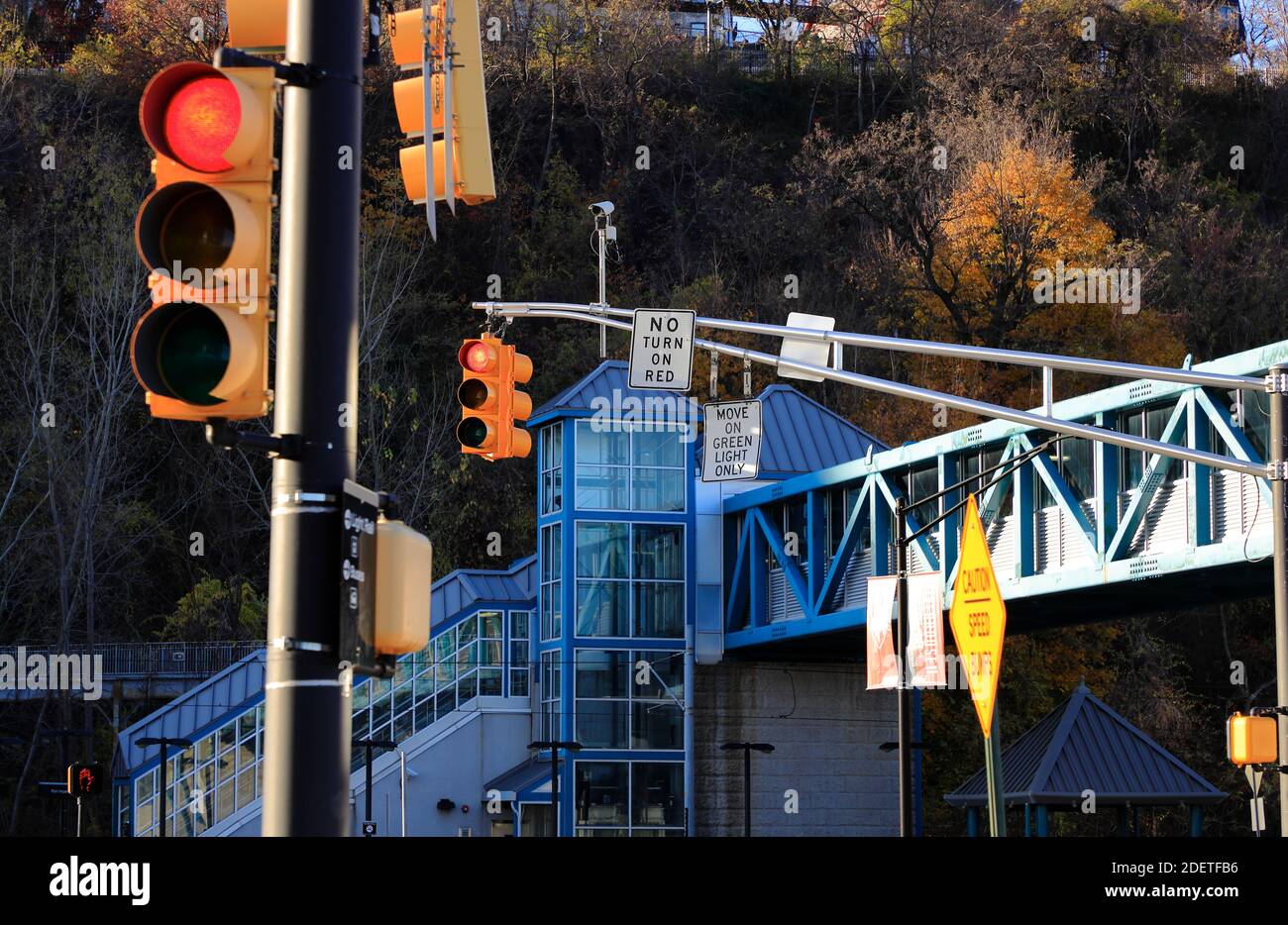 Passerelle au-dessus du boulevard Port Imperial près du ferry de Port Imperial Terminal.Weehawken.New Jersey.USA Banque D'Images