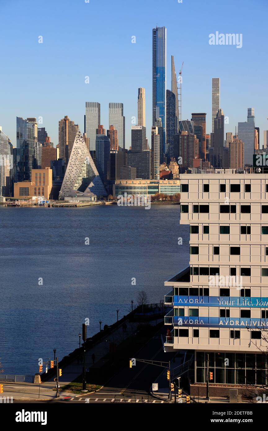 Vue sur le côté ouest de Manhattan avec 432 Park Avenue, bâtiment le plus haut immeuble résidentiel du monde à New York depuis Port Imperial. Weehawken, New Jersey.USA Banque D'Images