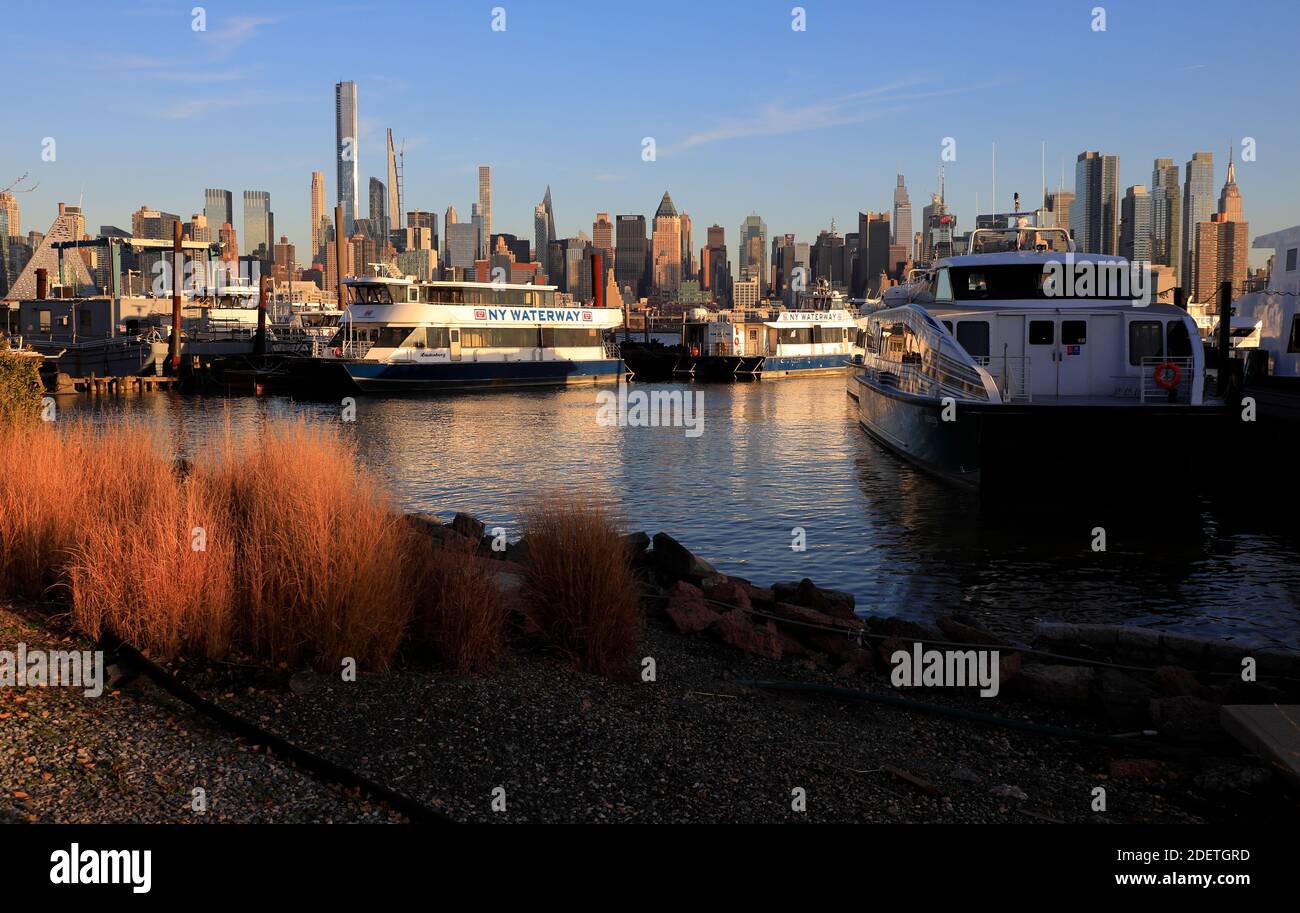 Vue sur la ligne d'horizon de Manhattan avec 432 Park Avenue, le plus haut immeuble d'appartements du monde à New York depuis le terminal de ferry de NY Waterway à Weehawken. New Jersey. États-Unis Banque D'Images