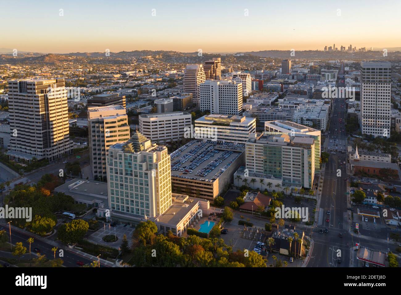 Vue aérienne au-dessus du centre-ville de Glendale, Californie au coucher du soleil Banque D'Images