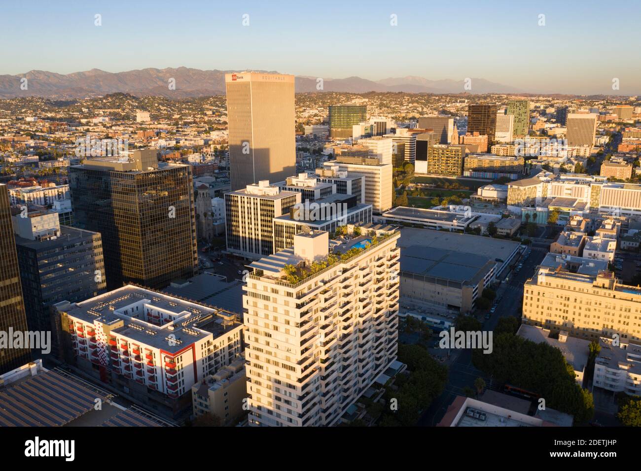 Vue aérienne au-dessus de Koretown et du couloir urbain dense Wilshire Boulevard dans le centre de Los Angeles, Californie Banque D'Images