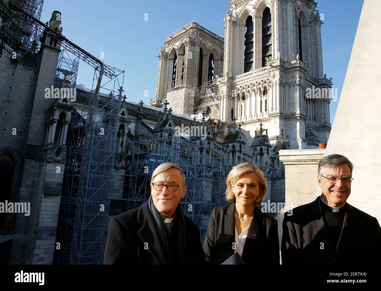 Président de la région Ile-de-France Valerie Pecresse et Monseigneur Michel Aupetit, président de la Fondation notre Dame, Monseigneur Chauvet, recteur de notre Dame et général Jean-Louis Georgelin, Chargé de la restauration de notre Dame à la signature de l'Accord de restauration de la Cathédrale notre Dame de Paris entre l'Ile de France et la Fondation notre Dame pour une subvention de 10 millions d'euros, Paris, France, le 4 décembre 2019. Photo jean-Bernard Vernier/JBV News/ABACAPRESS.COM Banque D'Images