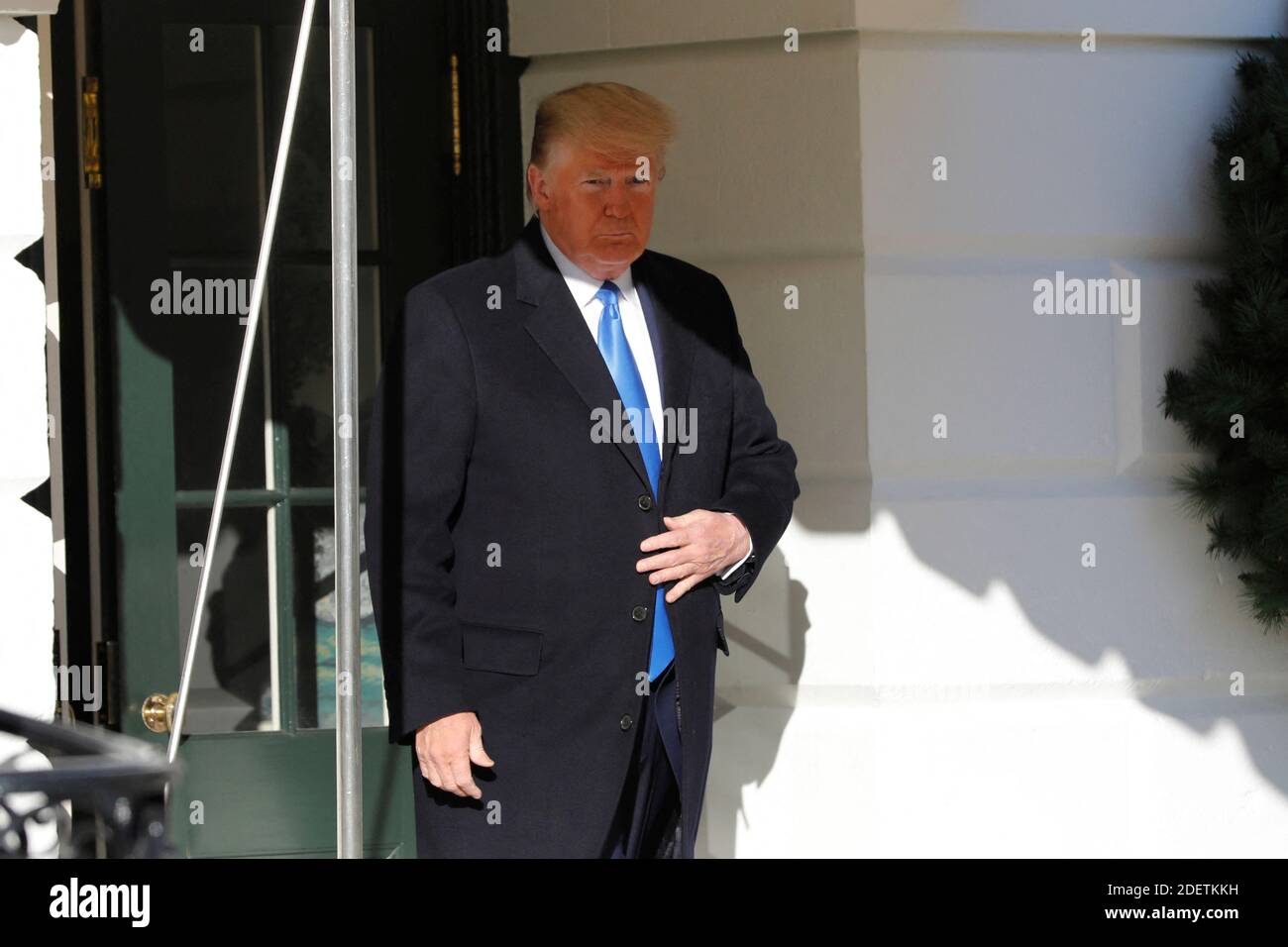 Une ombre du président américain Donald Trump sort de la Maison Blanche à Washington avant son départ à fort Lauderdale, en Floride, le 7 décembre 2019. Trump va faire des remarques lors du dîner des hommes d'État du Parti républicain de Floride et du Conseil national israélien américain. Photo de Yuri Gripas/ABACAPRESS.COM Banque D'Images